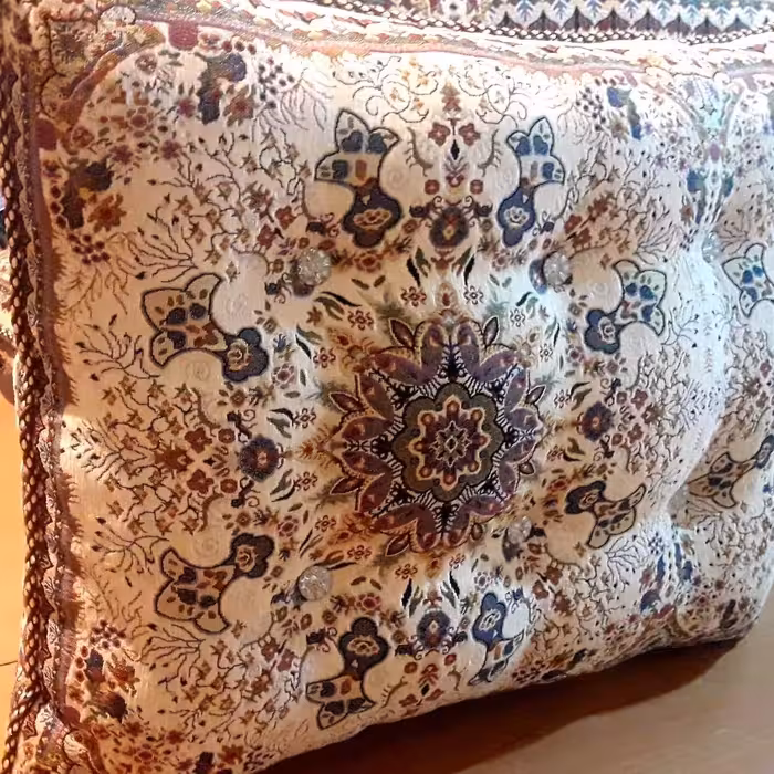 پشتی تکیه دورو در رنگ فیروزه و سورمه الیاف پتواستفاده شده