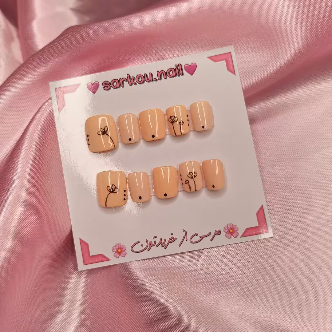 ناخن مصنوعی ساخته شده با مواد کاشت با طراحی گل ریز 