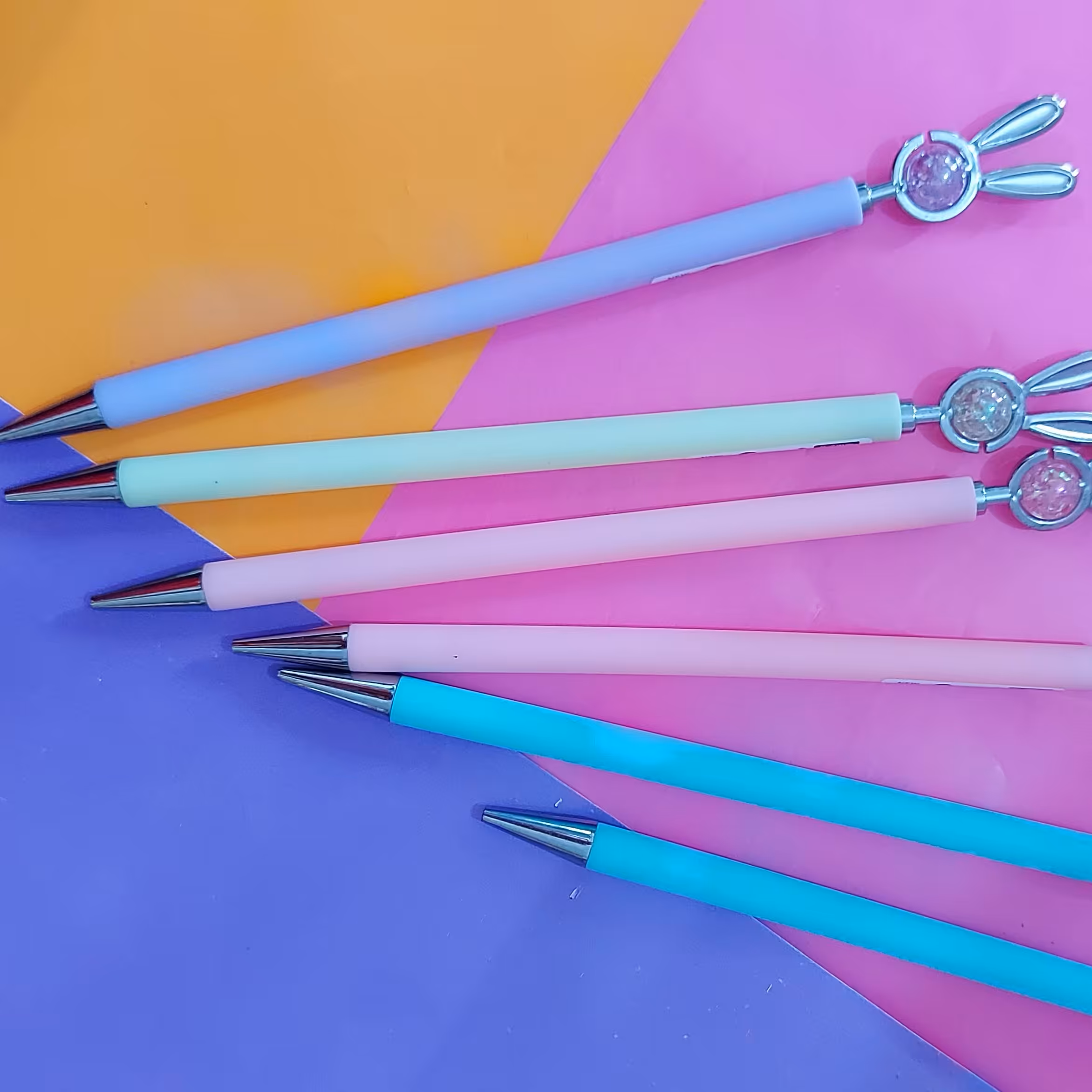 اتود فانتزی با طرح خرگوش که با کریستال به کار برده شده جذاب تر شده است.بدنه سبک و با کیفیت می باشد.