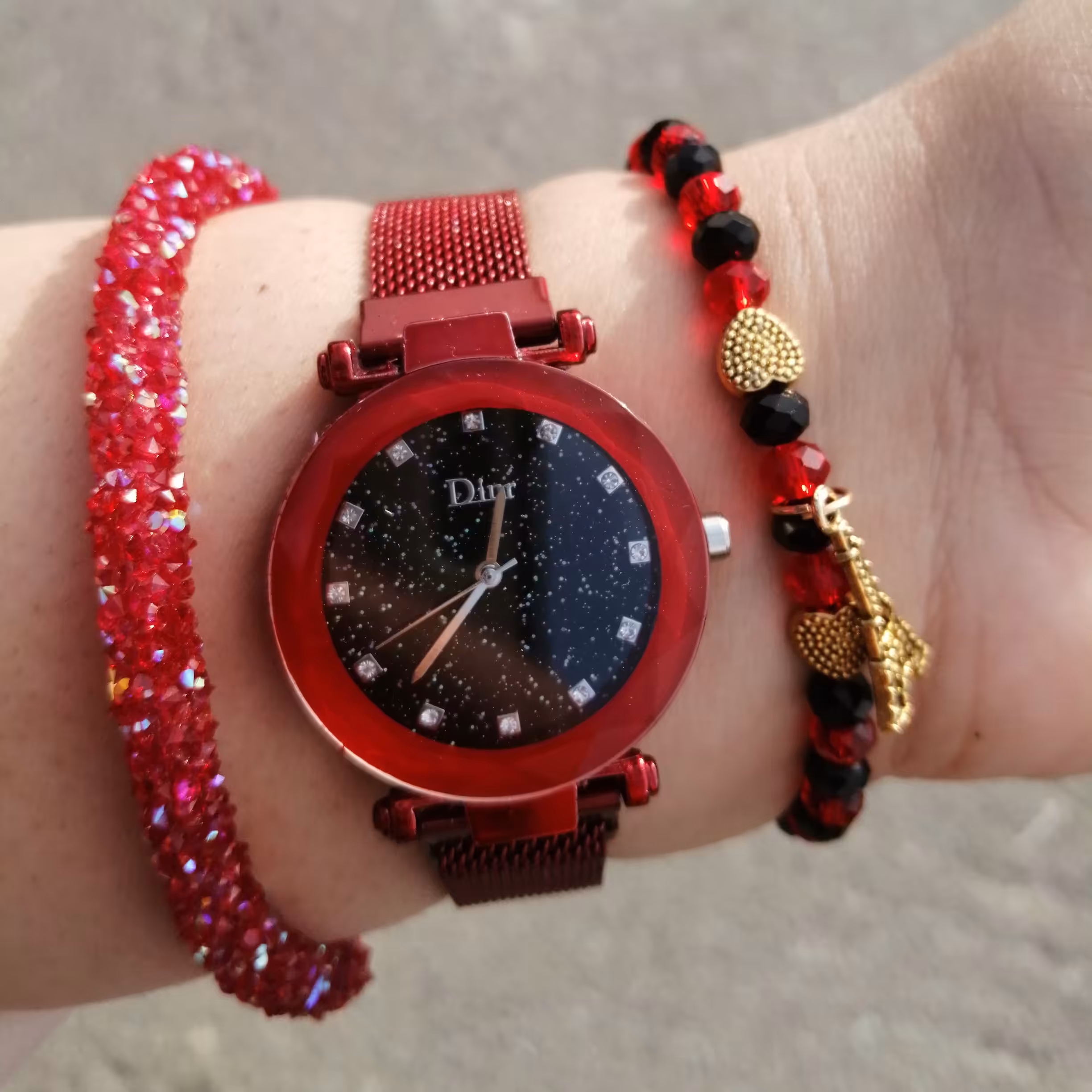 ساعت  و دستبند زنانه با تم قرمز مگنتی و دسته های حصیری