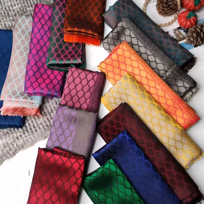 شال نخ ابریشم چهارفصل دورو دارای رنگبندی متنوع