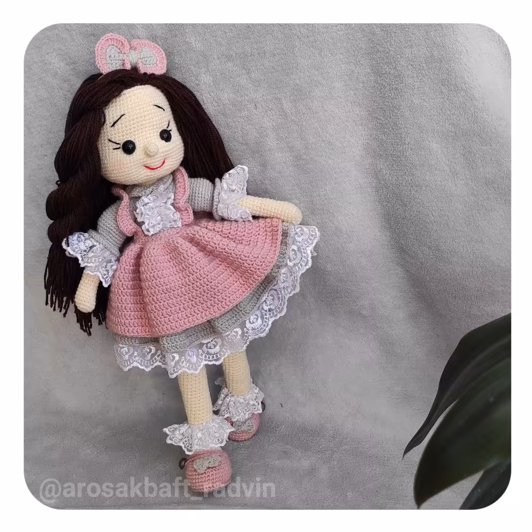 عروسک‌ دختر دستبافت بالباس طوسی صورتی