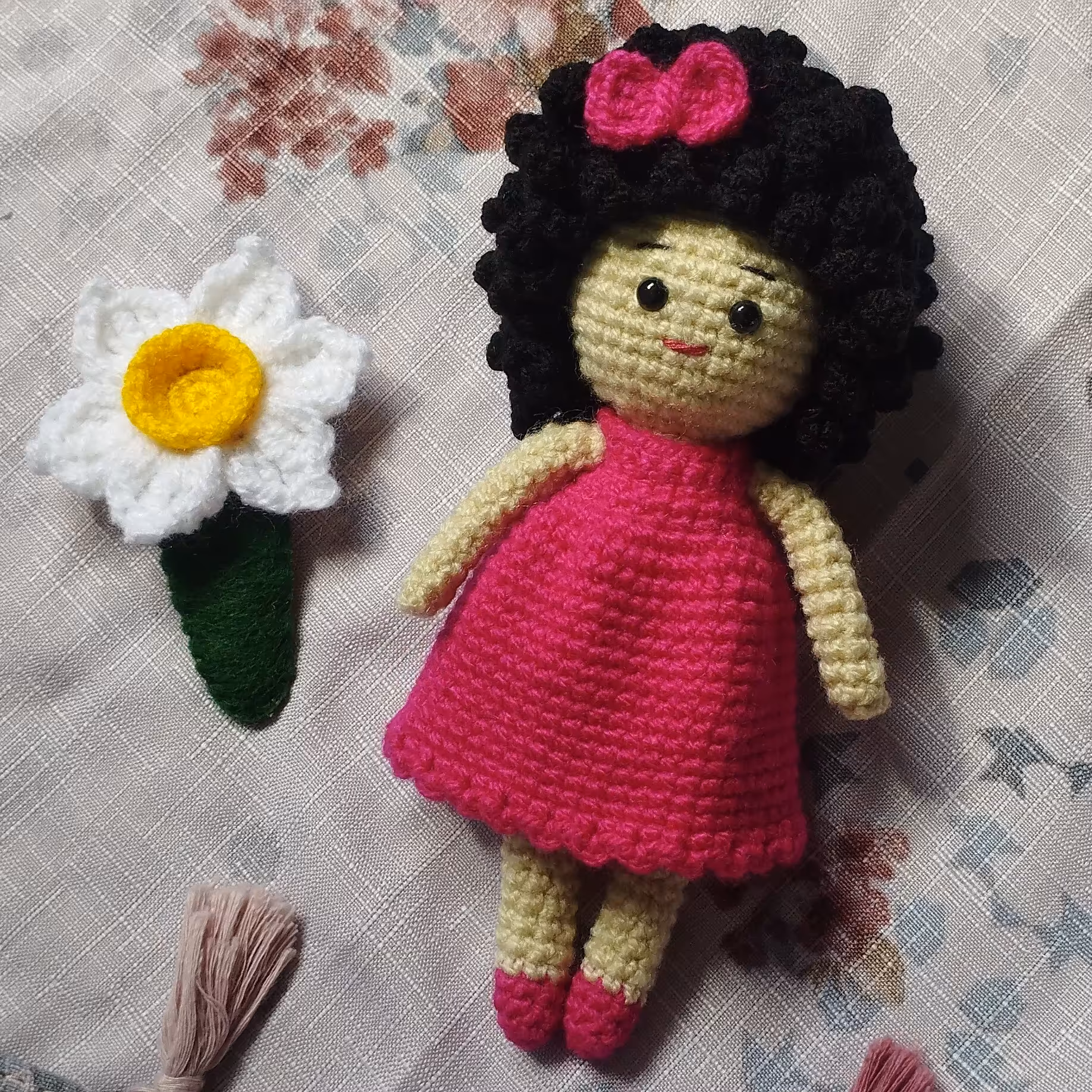 عروسک دختر مو فرفری دستبافت 15 سانت