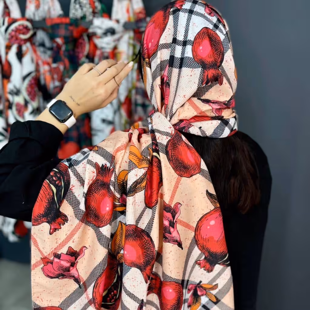 شال دخترانه زنانه نخی زمینه چهارخانه اناری