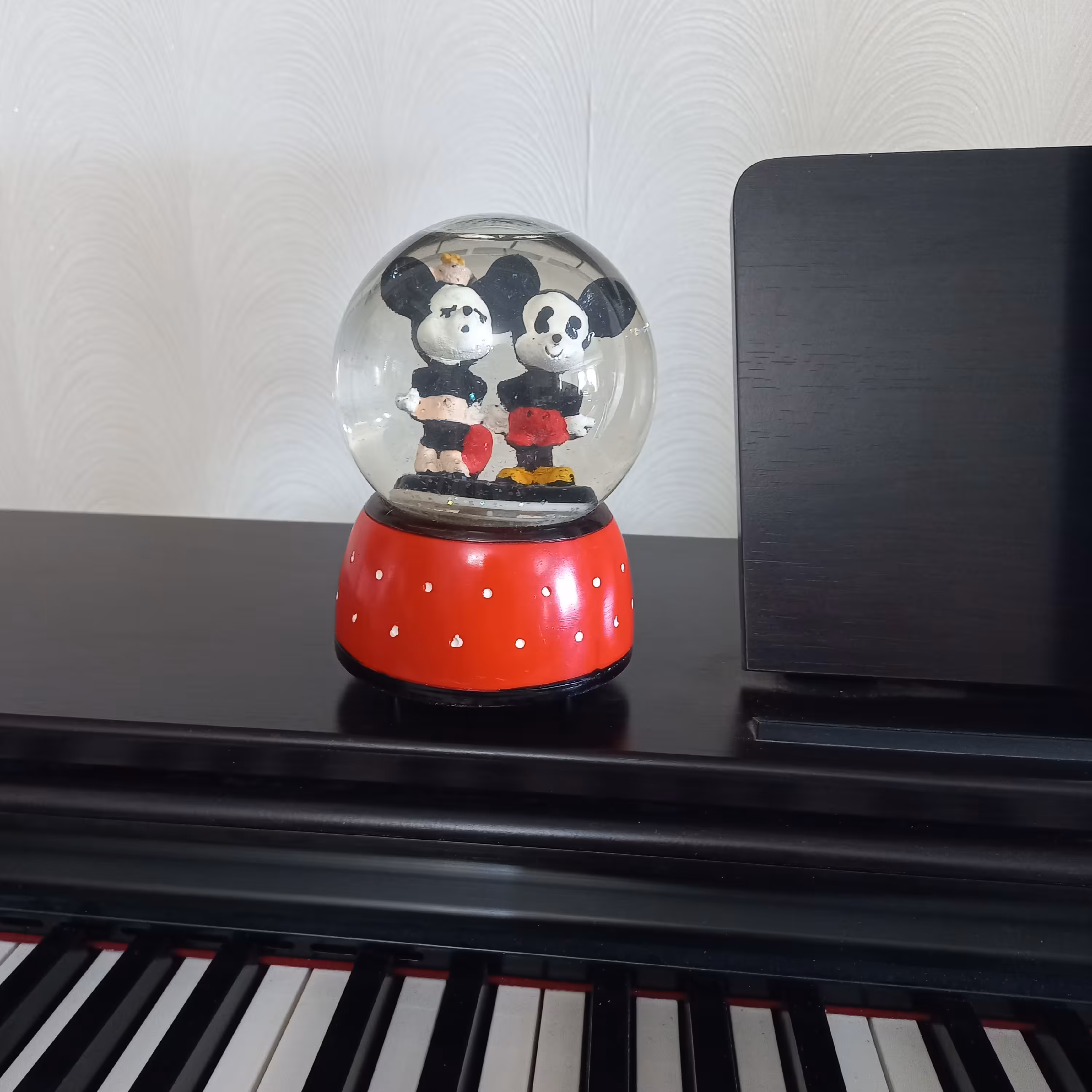 گوی موزیکال میکی موس باآهنگی دلنشین  در ابعاد 15 در 10هدیه ای فانتزی برای عزیزانتون