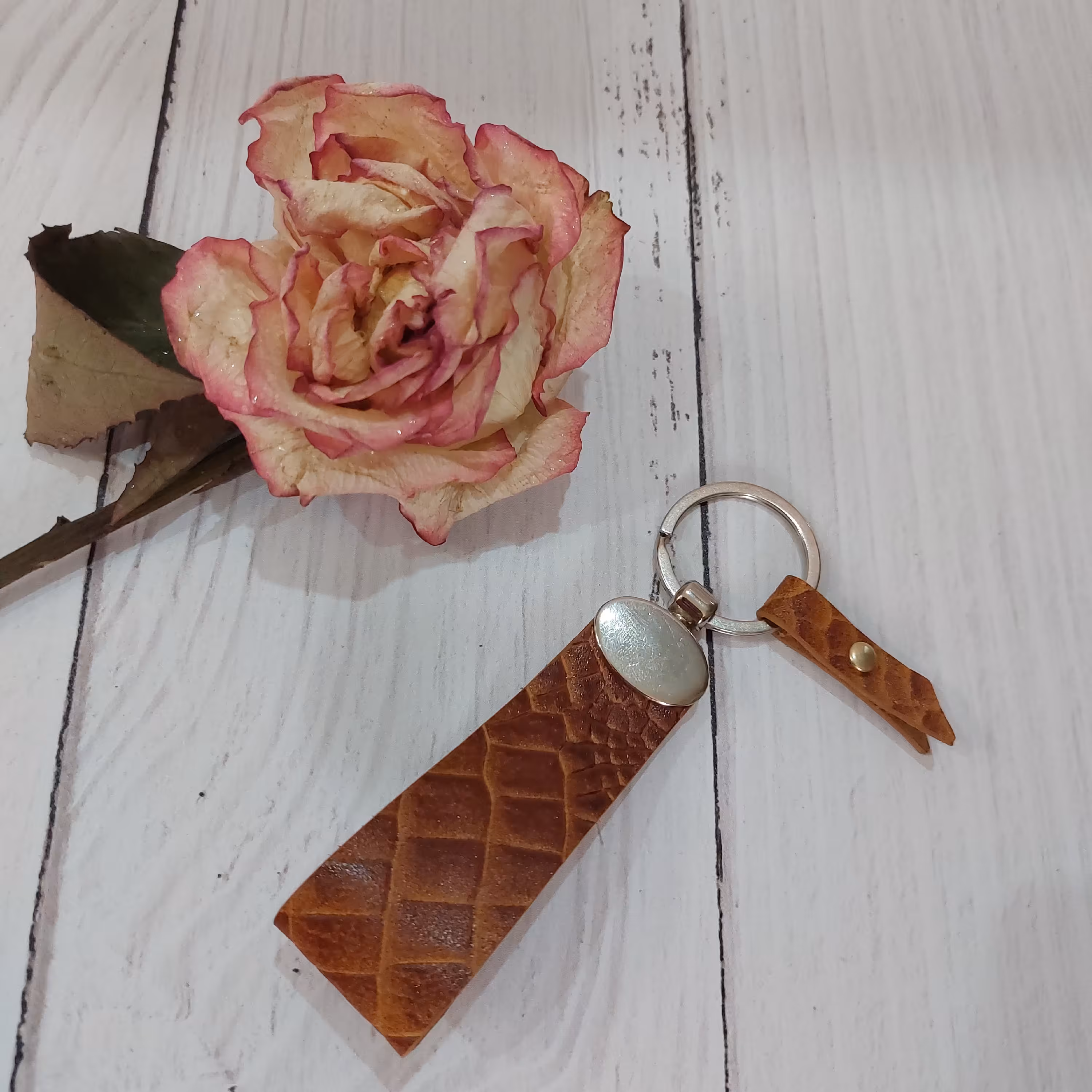 جا کلیدی چرم طبیعی دستسازو دستدوزساخته شده با چرم طبیعی طرح دار گاوی درجه یک ابعاد2در9