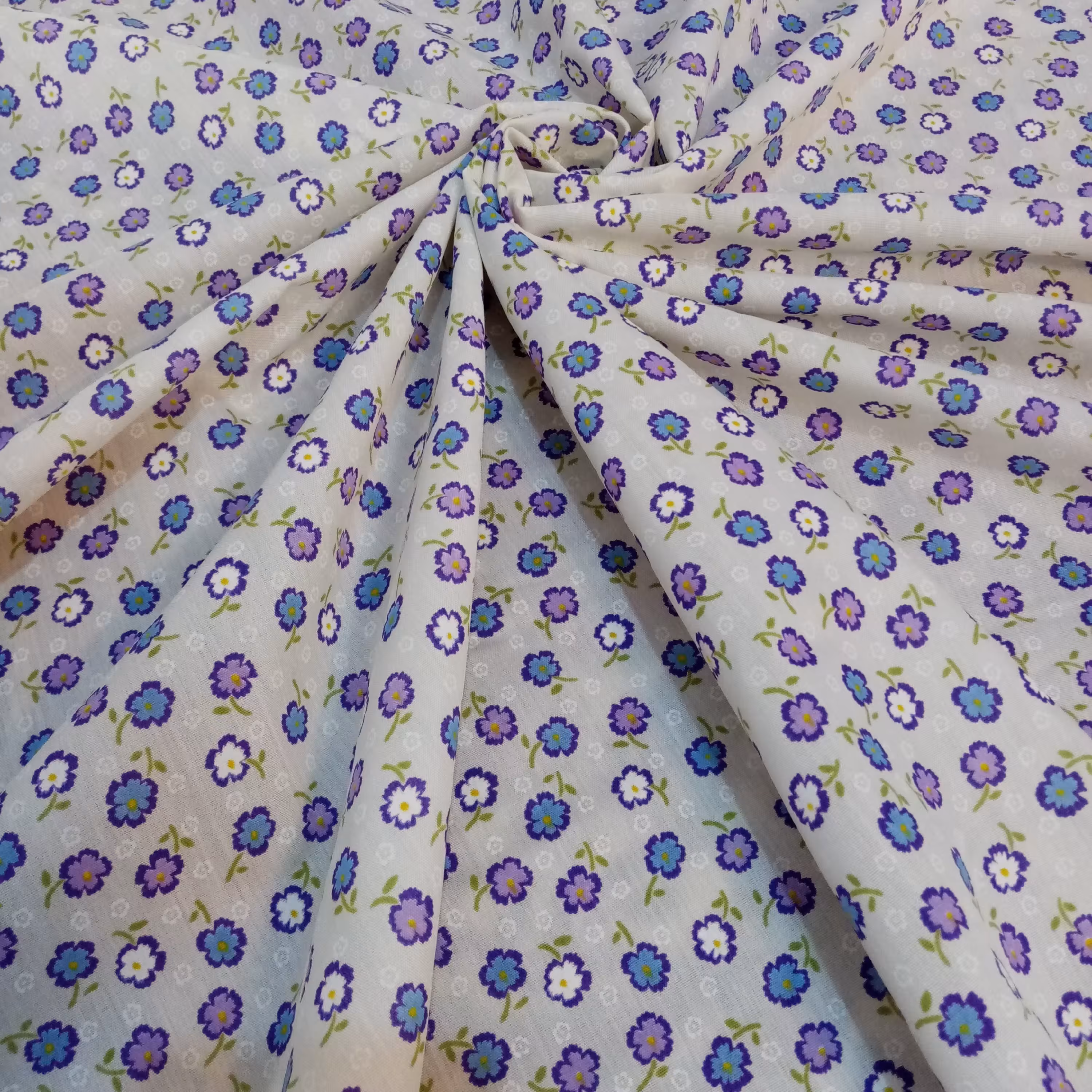 پارچه چادر نمازی با گل های آبی و بنفش و سفید