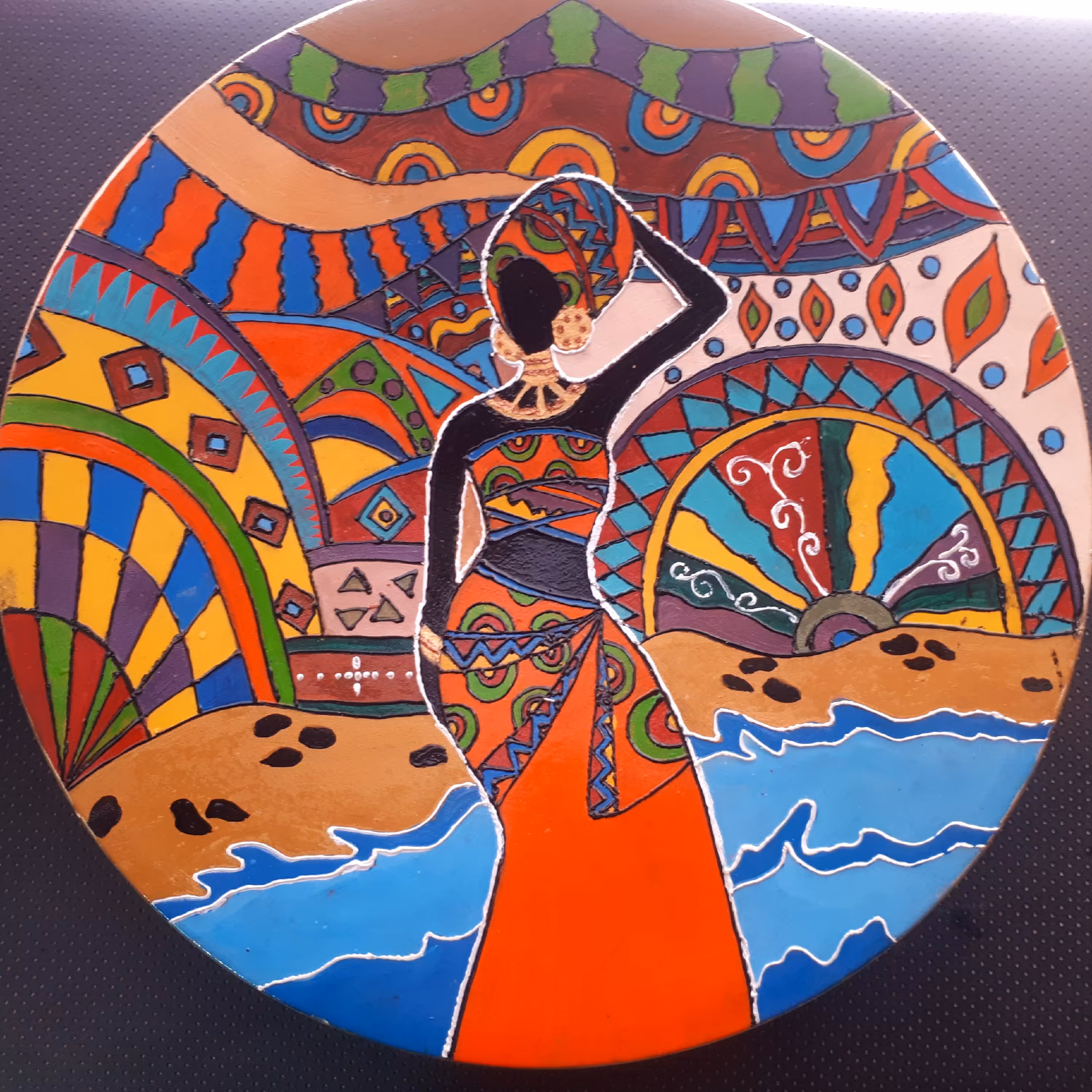 بشقاب 30 سانتی لبه طلایی نقاشی برجسته روی سفال