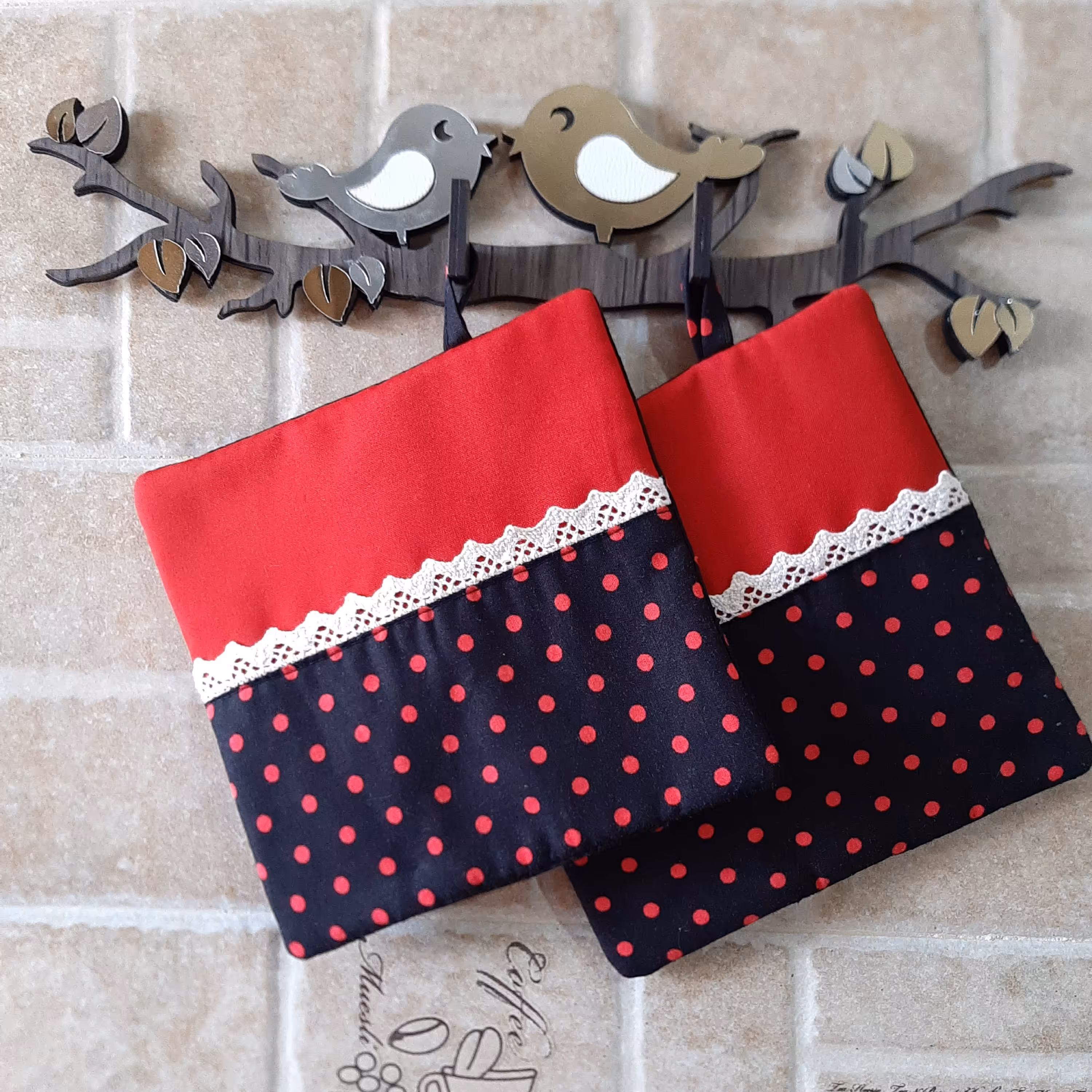 دمکنی خالدار زمینه مشکی با خالای قرمز و قرمز ساده