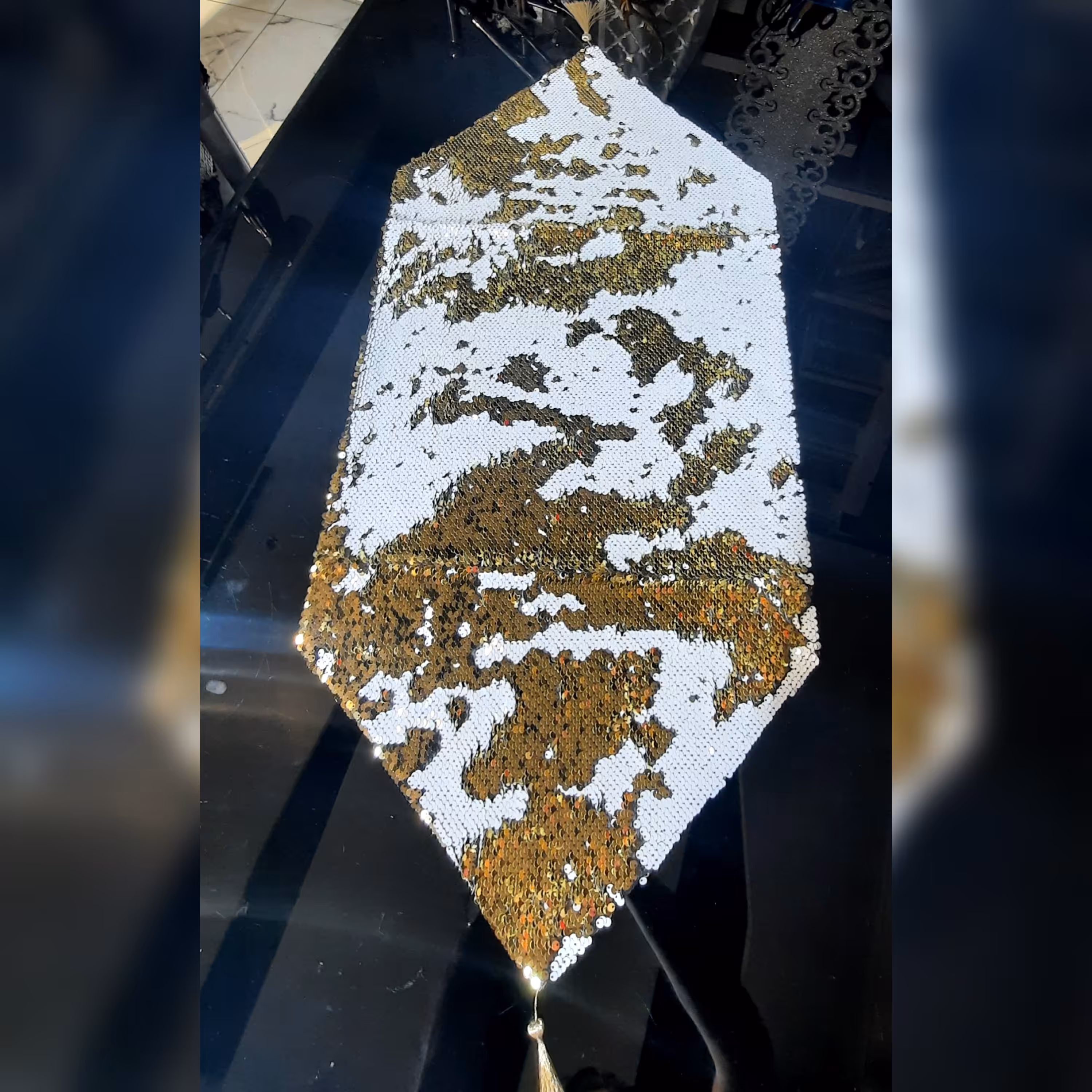 رومیزی 3تکه پولکی رنگ سفید و طلایی شامل یک عدد رومیزی جلومبلی و دو عدد عسلی