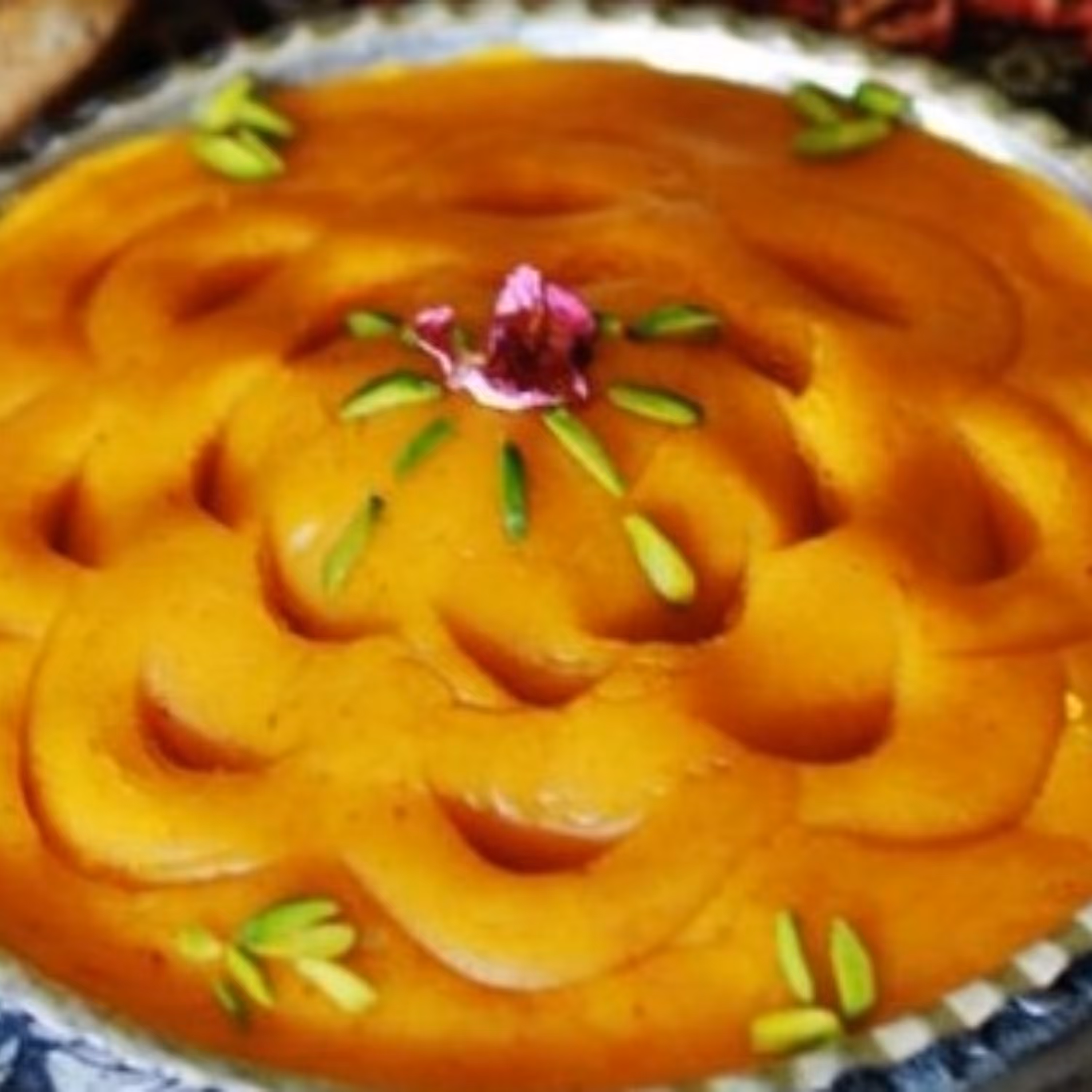 حلوا زرد زعفرانی تزیینی مغز پسته با پخت روغن نباتی( بسته 1 کیلویی )