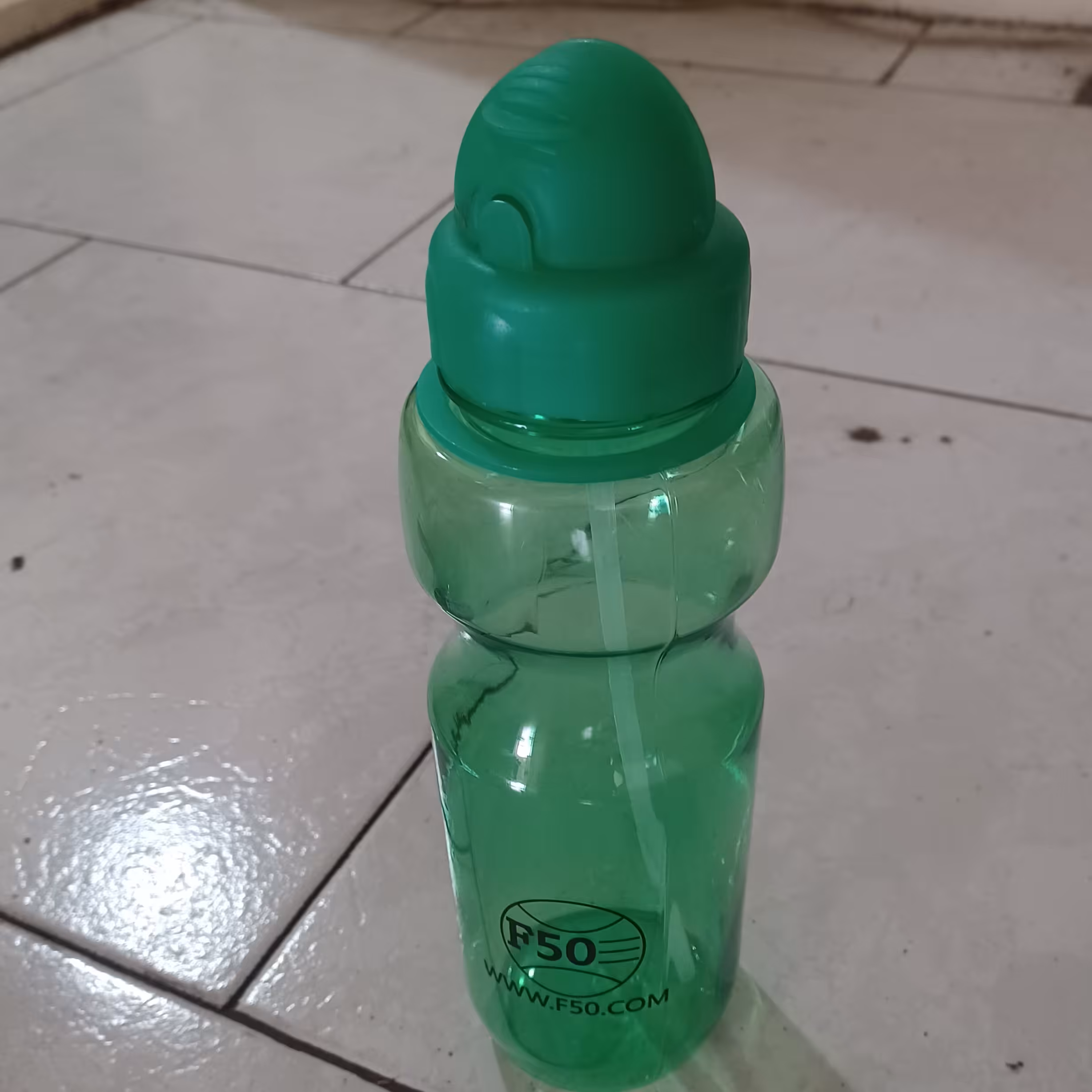 قمقمه ورزشی خارجی پلاستیک نشکن تک رنگ  نی دار