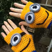 دستکش بدون انگشت مینیون درغرفه بافتنی پونه..درسایز دلخواهت سفارش بده