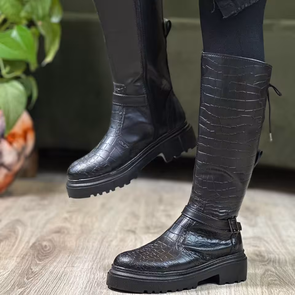 بوت پشت بندی اسپرت
زیره پیو یخ شکن باضمانت
در دو مدل ساده و پوست ماری
زیره باغ با کیفیت عاالی
قالب استاندارد