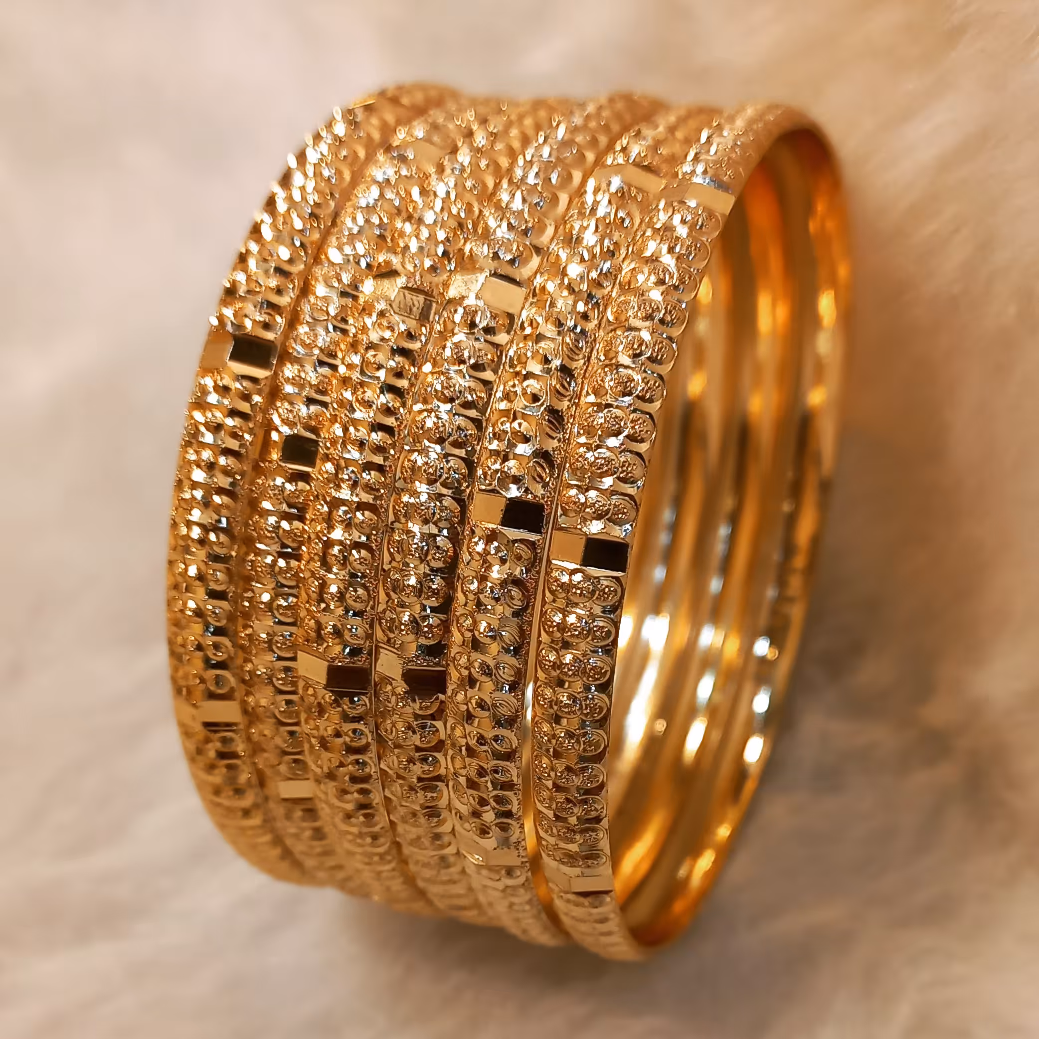 النگو طلاروس تراش خورده رنگ ثابت کیفیت محشر باطلا مو نمیزنه برند معروف رنگ ثابت خرید6 تاالنگو یک جفت گوشواره هدیه بگیرید