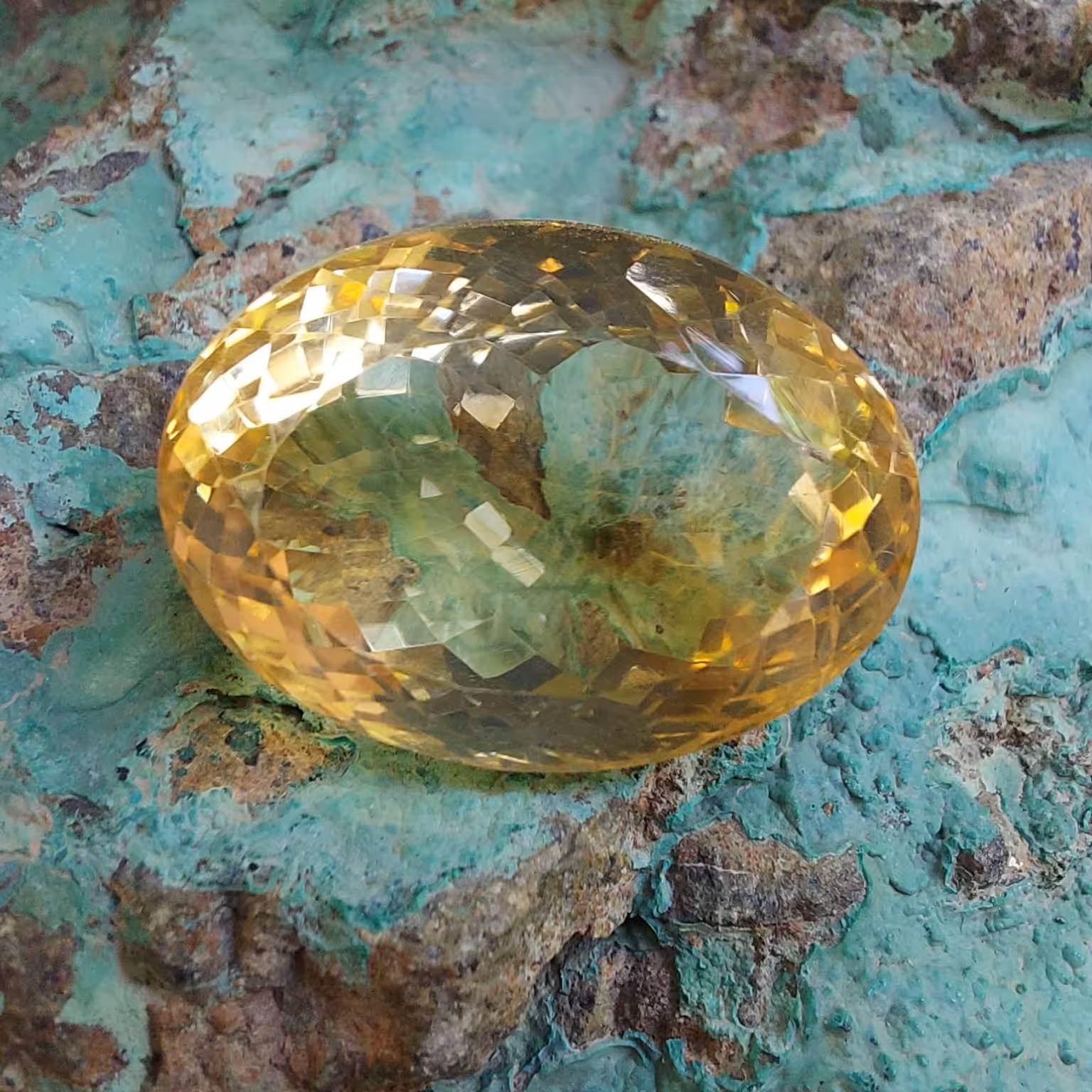 نگین سیترین طلایی طبیعی وزن 25.7 قیراط تراش بیضی جواهری 
