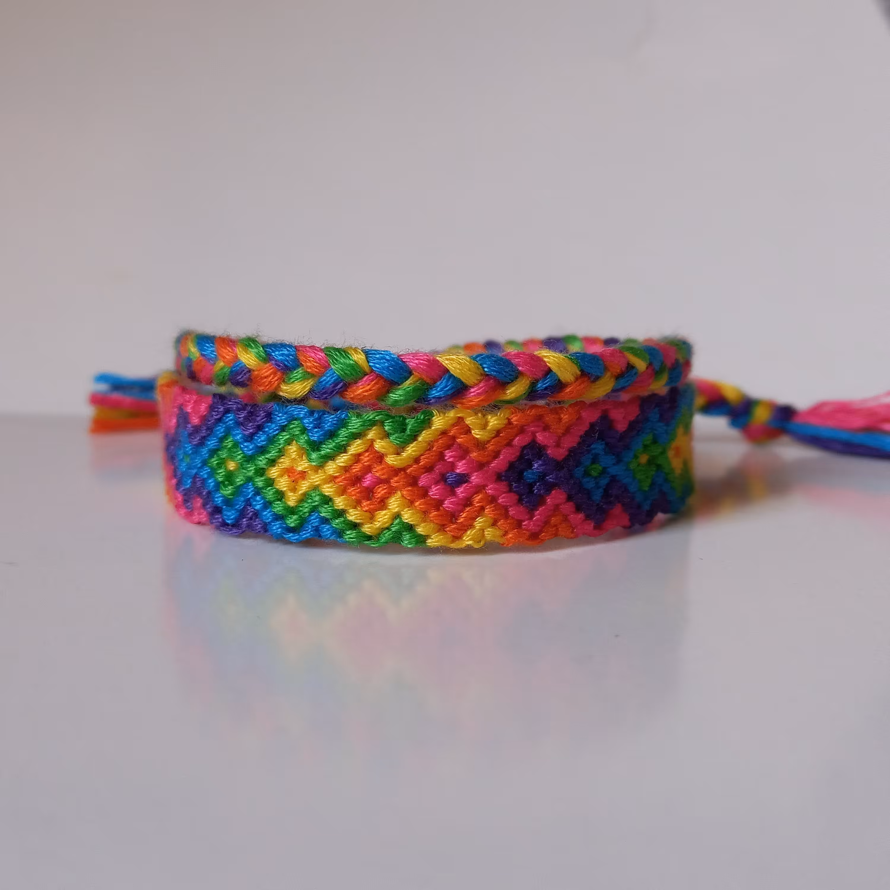 دستبند دوستی دستبافت طرح تیارا تم رنگین کمانی (با گیس اضافه) محصول کاملا دستساز تیم گوزن آبی