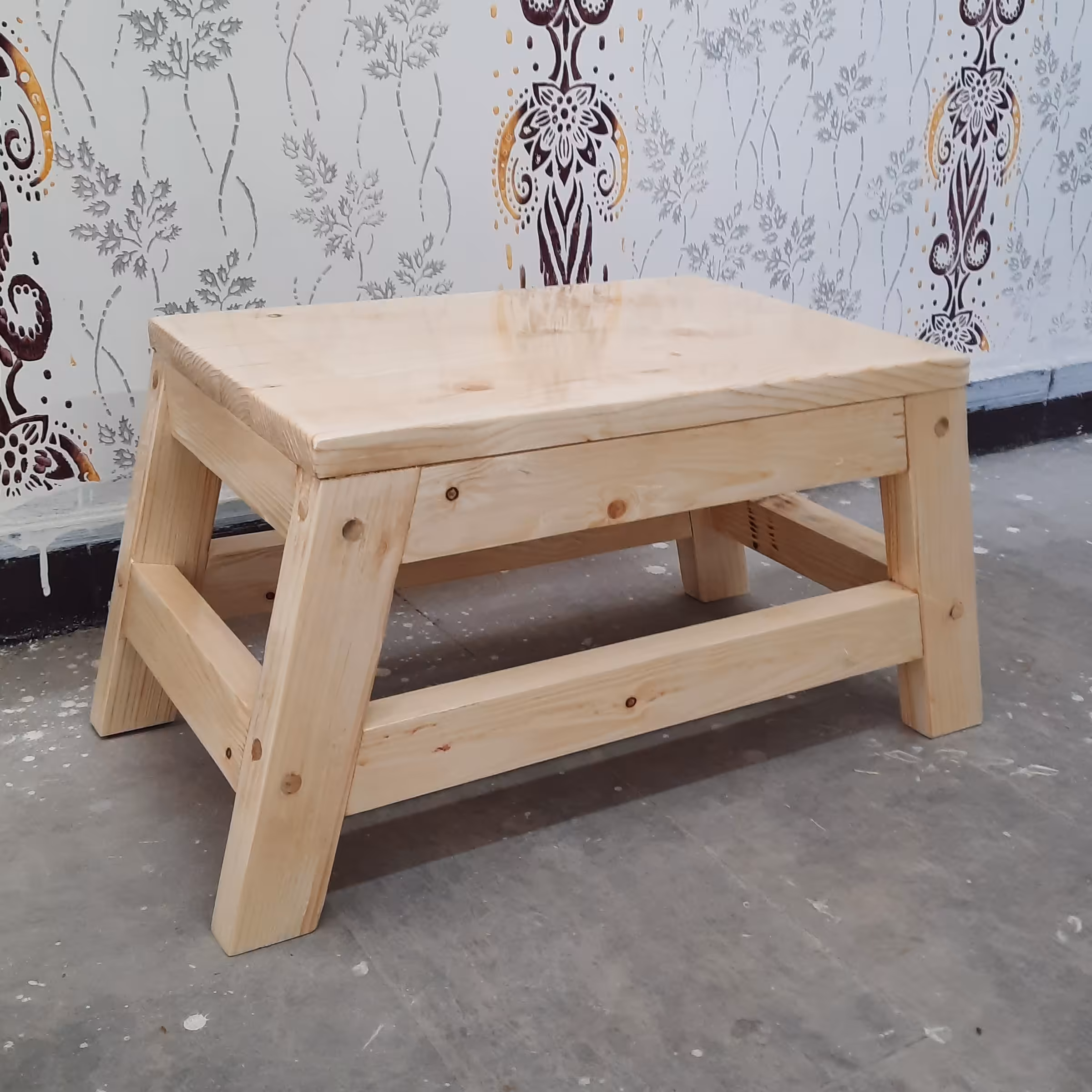 چهار پایه تمام چوب...سیلر و کیلر خورده ...رنگ قابل سفارش هست