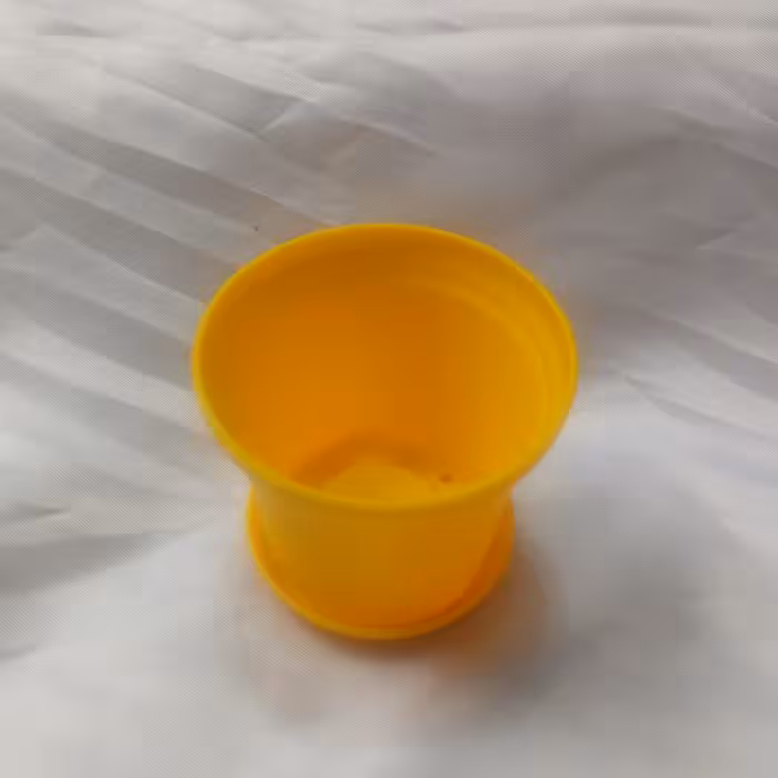 گلدان پلاستیکی زرد سایز 8 به همراه زیرگلدانی