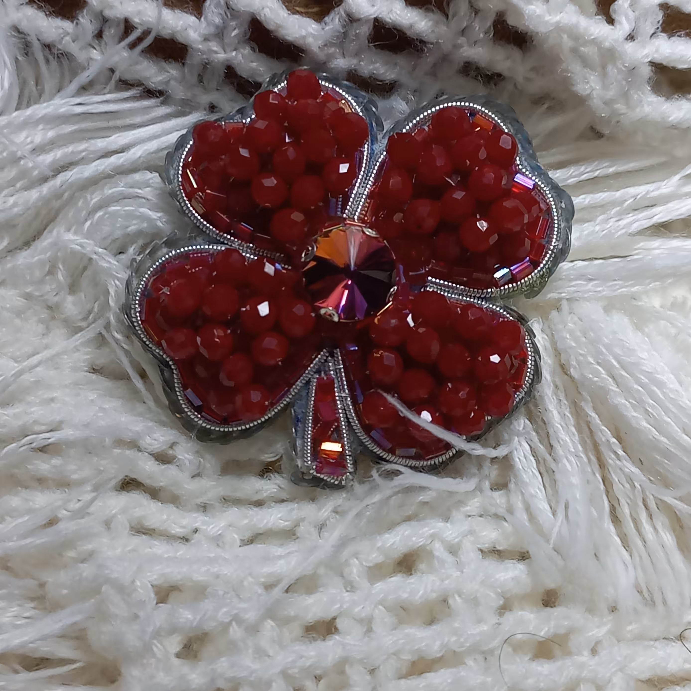 سنجاق سینه  جواهر دوزی شده شبدر بسیار زیبا و چشم نواز 