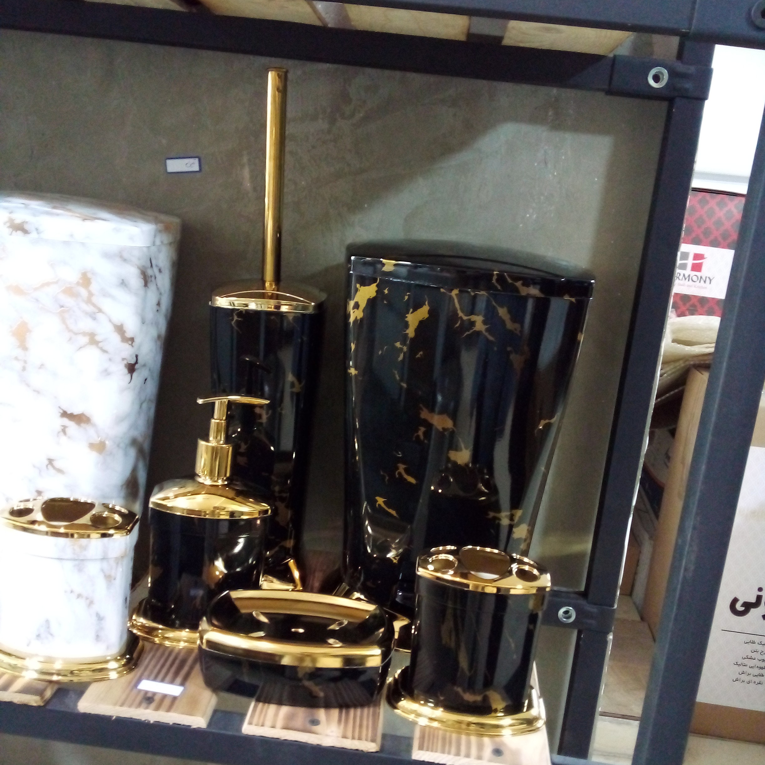 ست سرویس بهداشتی 5پارچه نگین مشکی طلا(ارسال تیپاکس پس کرایه)