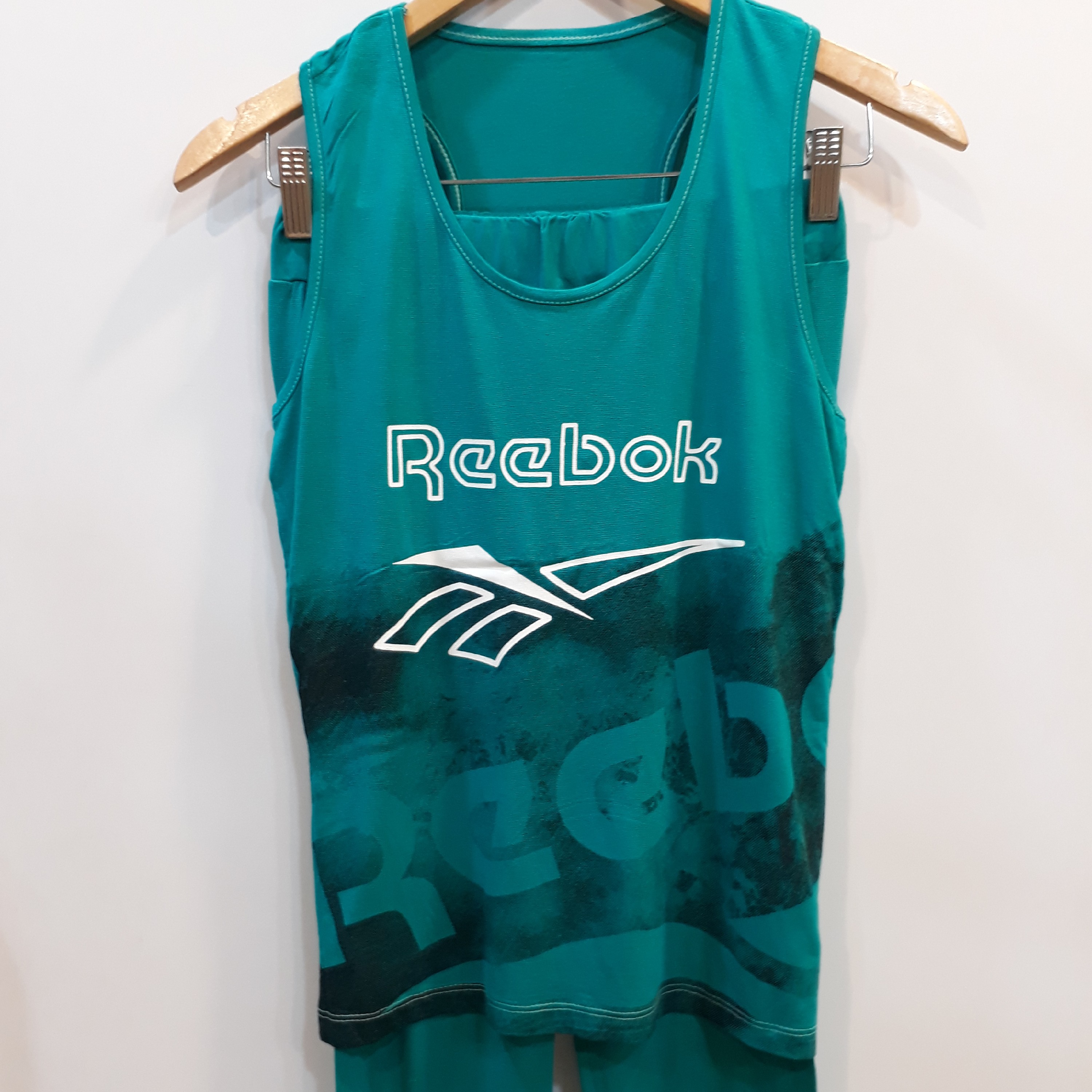 ست زنانه تاپ و شلوارک Reebok 