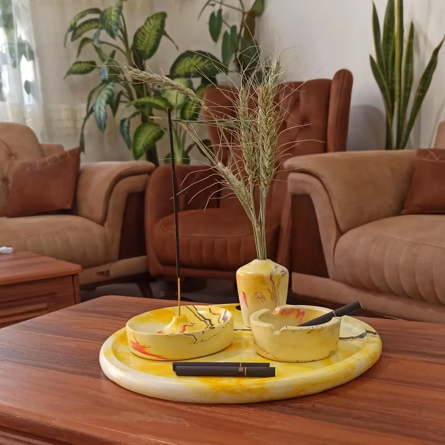 ست سینی، جاعودی و زیرسیگاری بتنی زرد و سفید ابروبادی با رگه مشکی