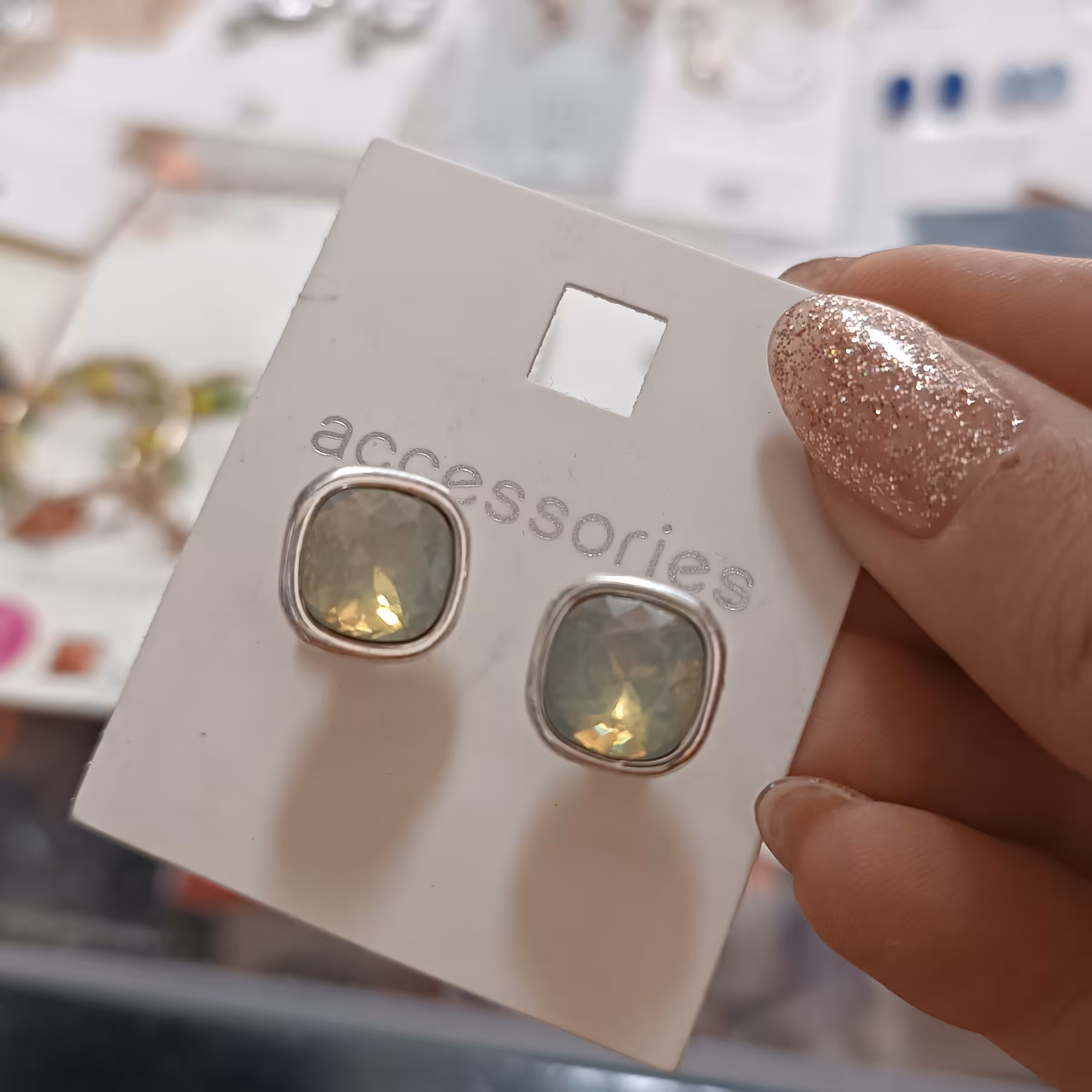 گوشواره بدلیجات  .