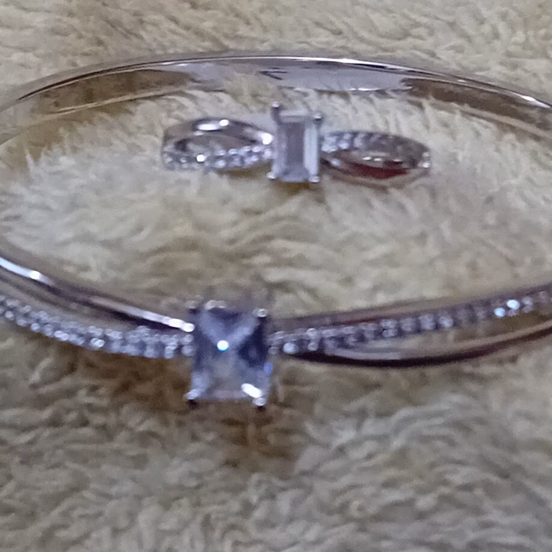 نیم ست شامل دستبند النگویی جواهری وانگشتر تک نگین با نگینهای اتمی کد 7978