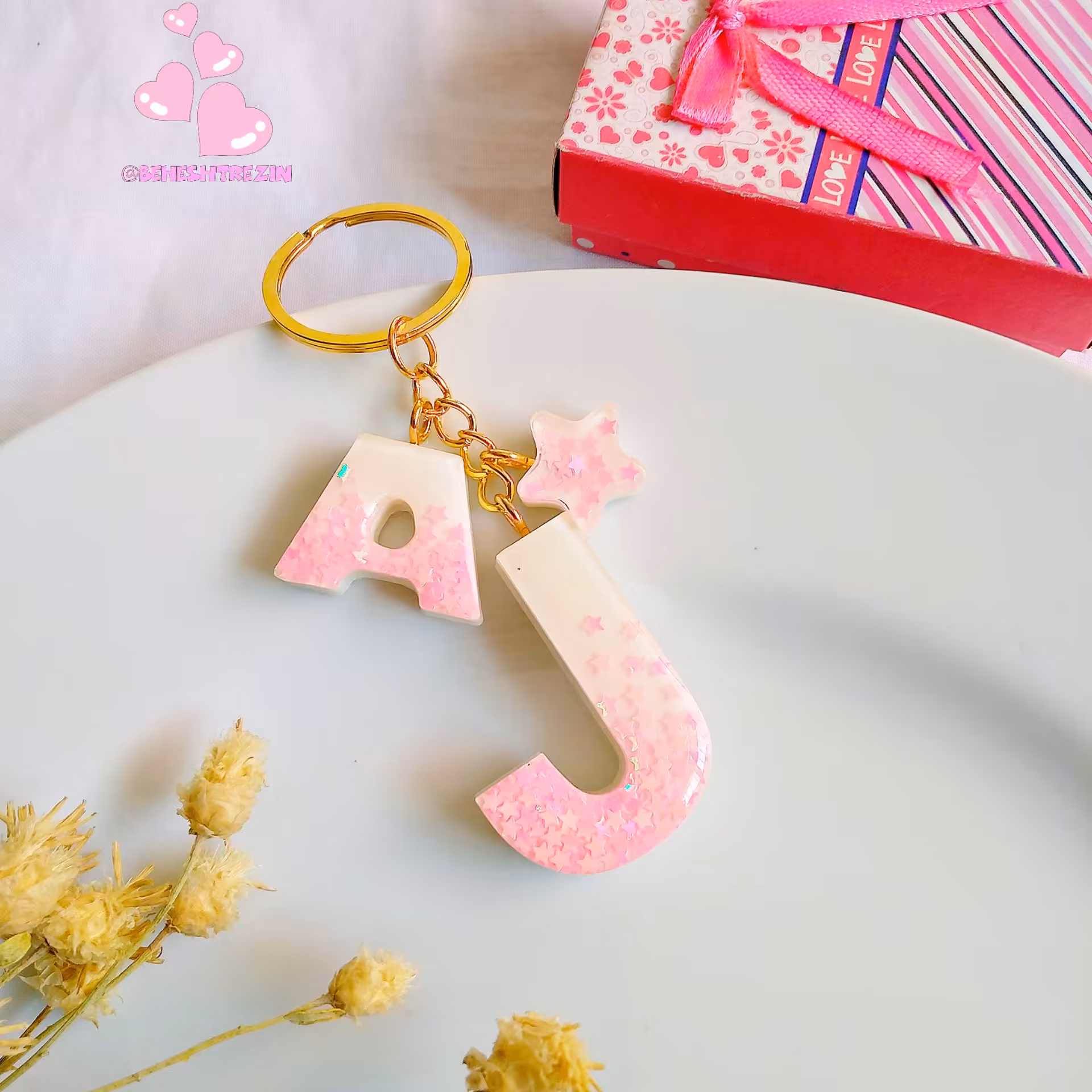 جاکلیدی جاسوویچی  رزینی حروف انگلیسی حرف اول اسم با حروف 4سانتی و 2سانتی همره ستاره