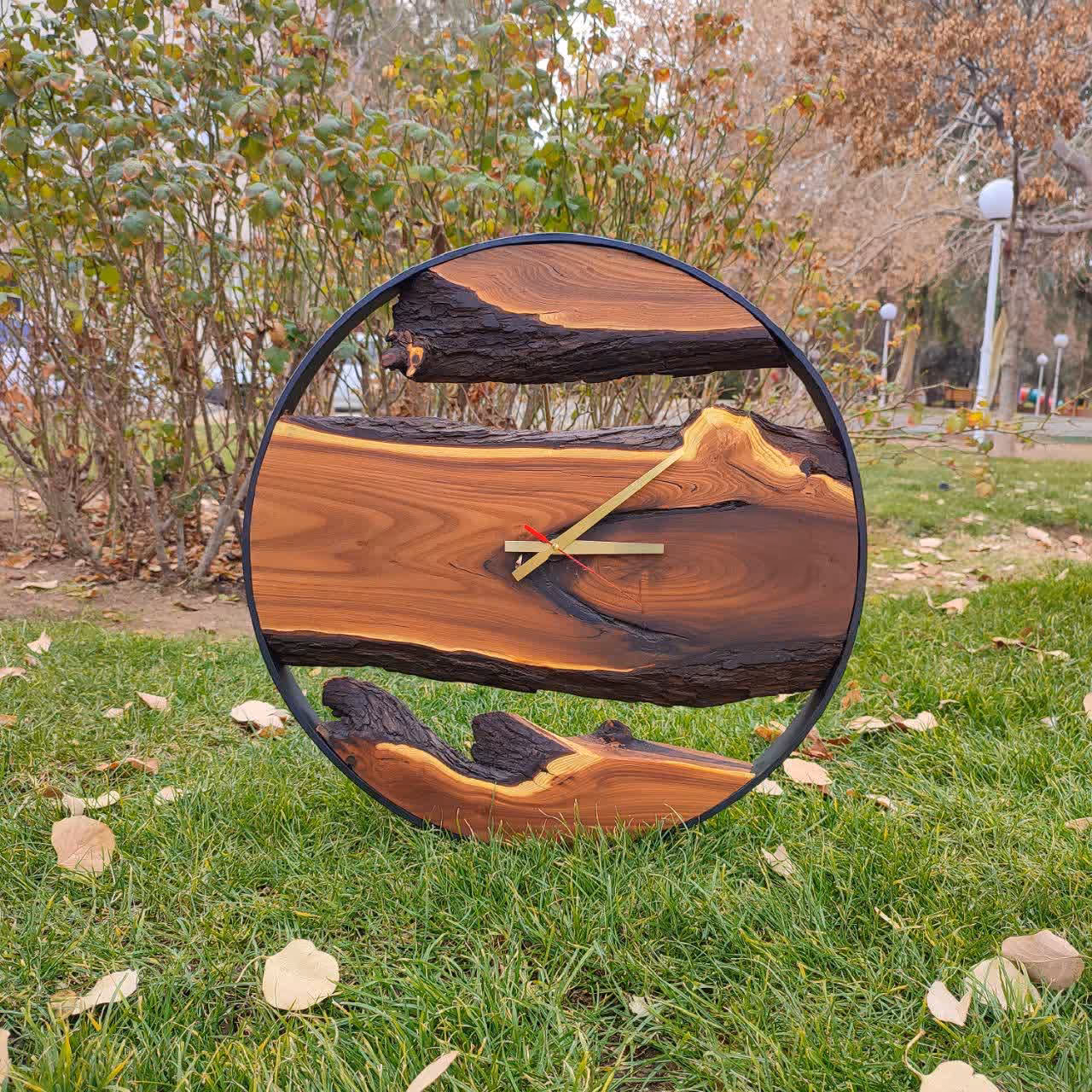 ساعت   دیواری   روستیک     با  چوب  خوش  رنگ  سنجد 