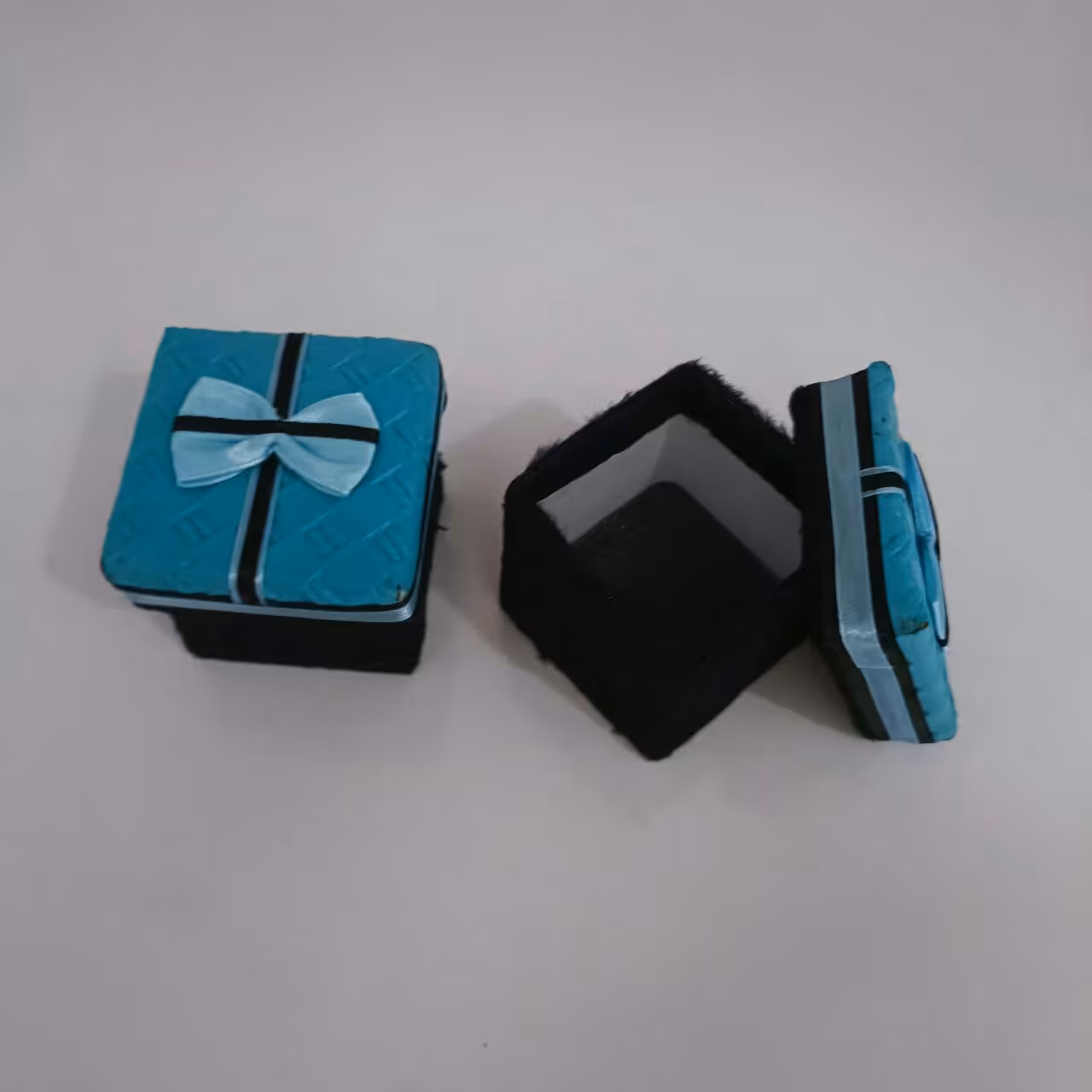 جعبه کادو کوچک  ، چرمی آبی روشن مناسب هدیه های  کوچک ،ابر داخلش هست  ،موجوده آماده فروش 