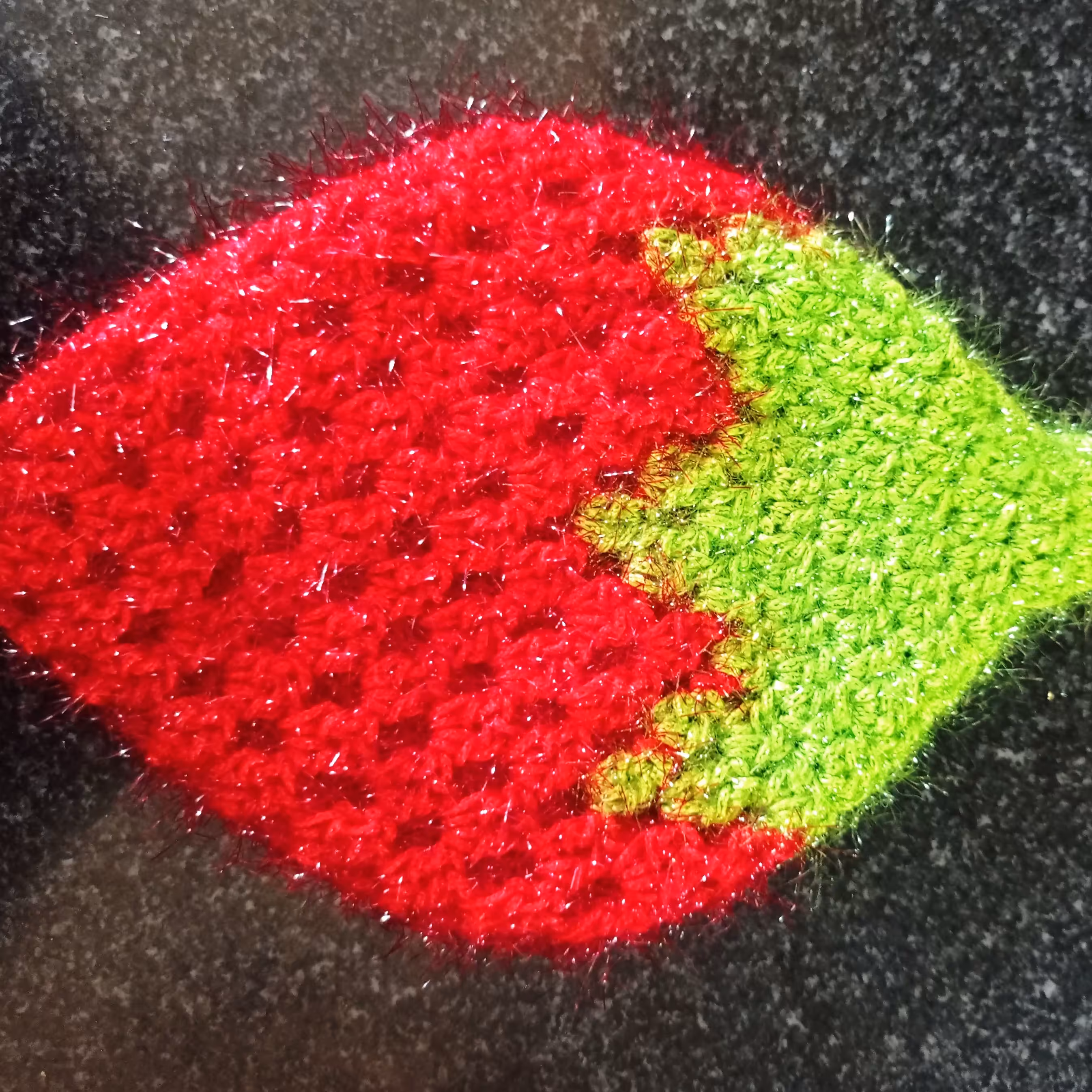 اسکاچ بافتنی طرح توت فرنگی رنگی سایز متوسط شماره سه