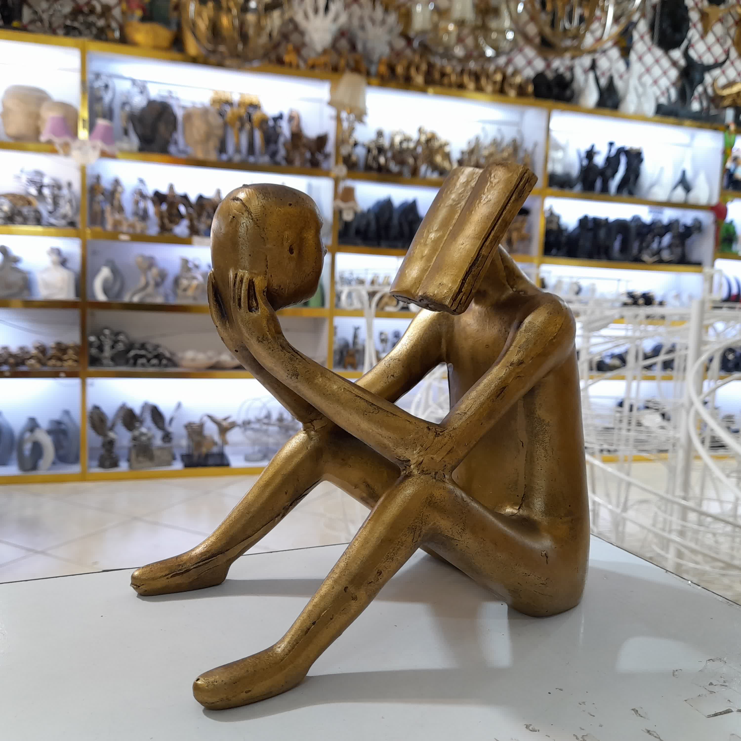 مجسمه متفکر ، مجسمه مدرن طرح مرد و کتاب ، مجسمه مفهومی طرح کتابخوان، مجسمه مطالعه