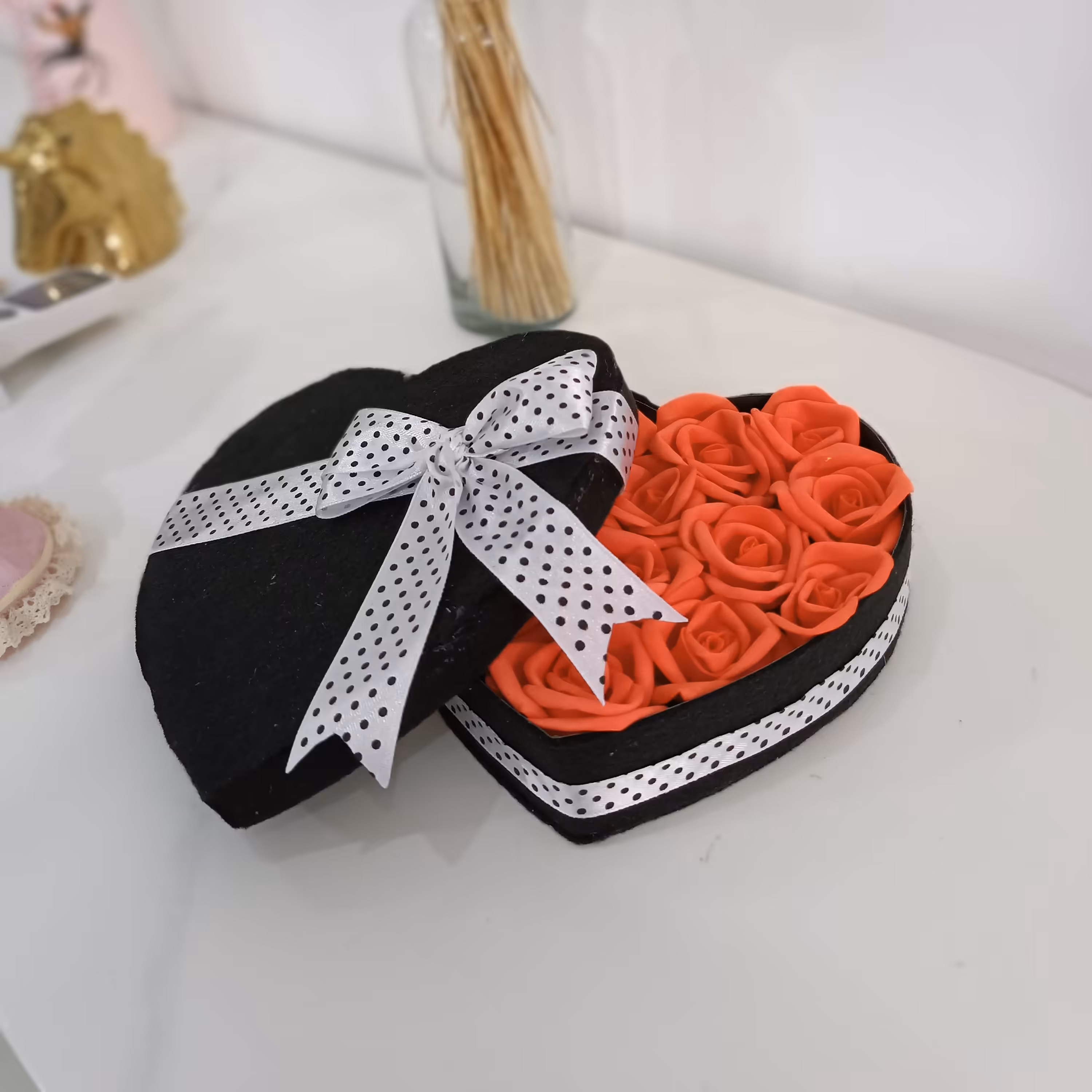 باکس مقوایی قلبی درب دار سایز 15در15 با گلهای فومی و پوشش نمدیارسال به صورت پس کرایه