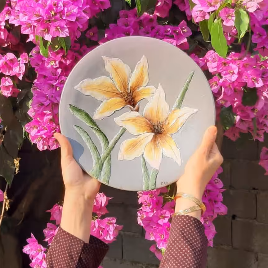 بشقاب دیوارکوب گرد طرح نقاشی برجسته گل سایز  30 سانت