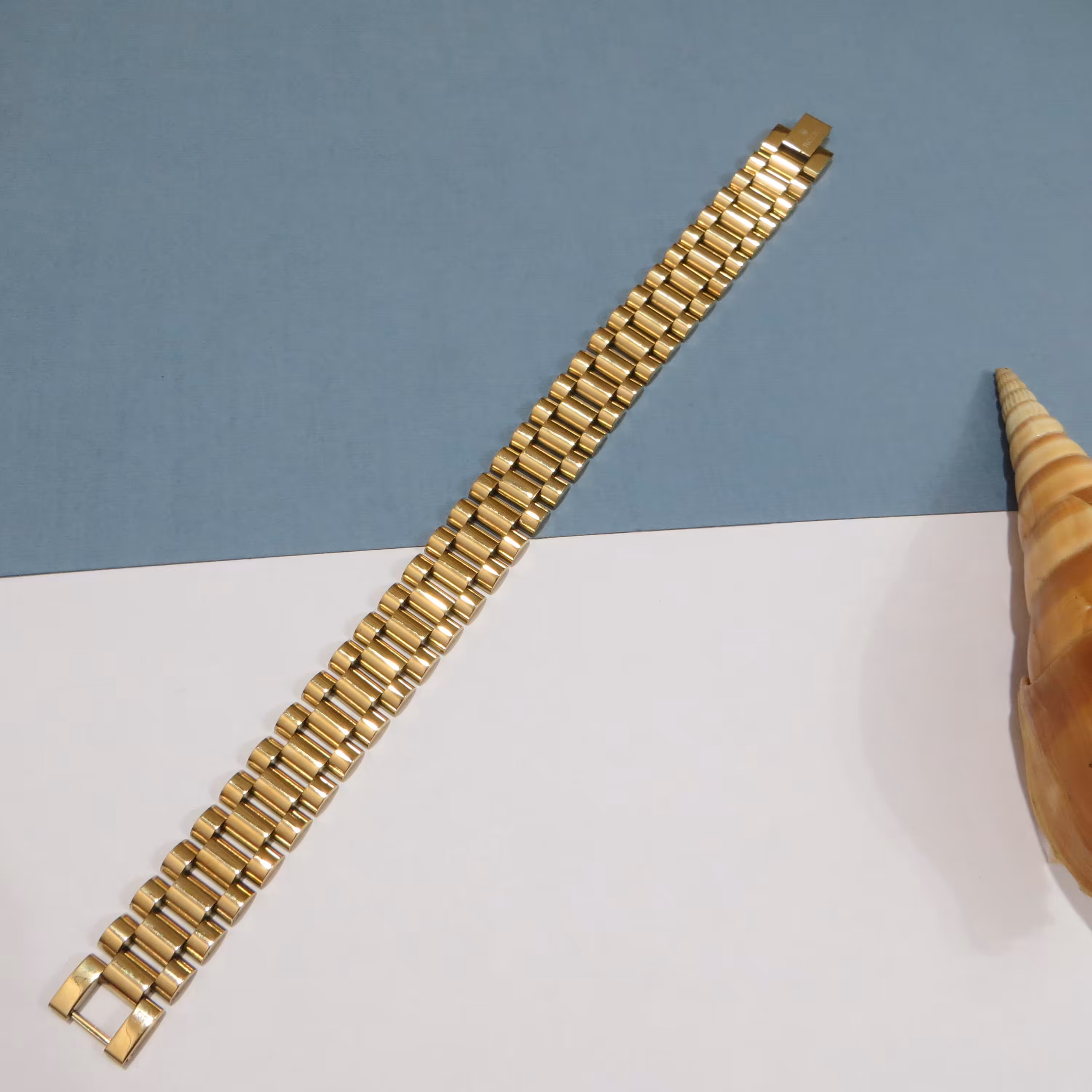 دستبند استیل بند ساعتی پهن درجه یک روکش طلا  .طلایی، بسیار مقاوم و با کیفیت با قفل  کتابی .
