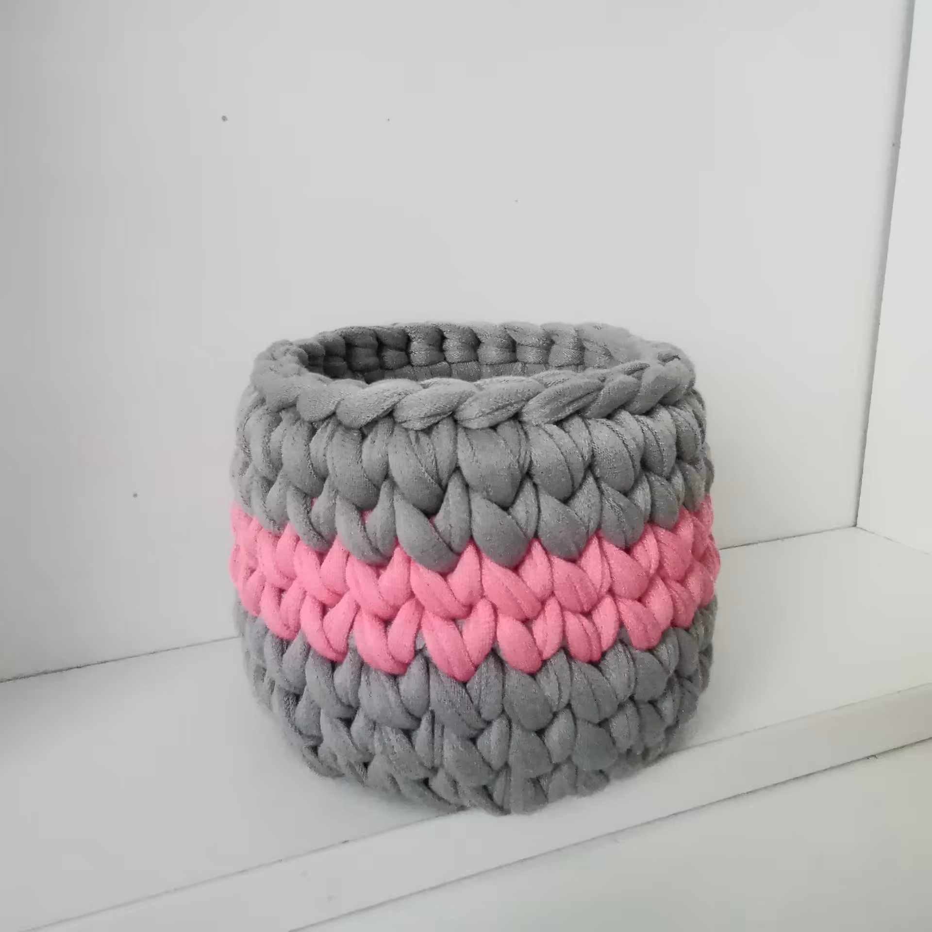 سبد تریکو دورنگ مدل جامدادی رومیزی