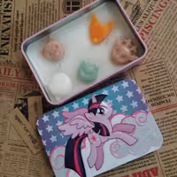 شمع قوطی کودکانه درب دار  کودک بچگانه فانتزی تزیینی تزیینی طرح دار گیفت