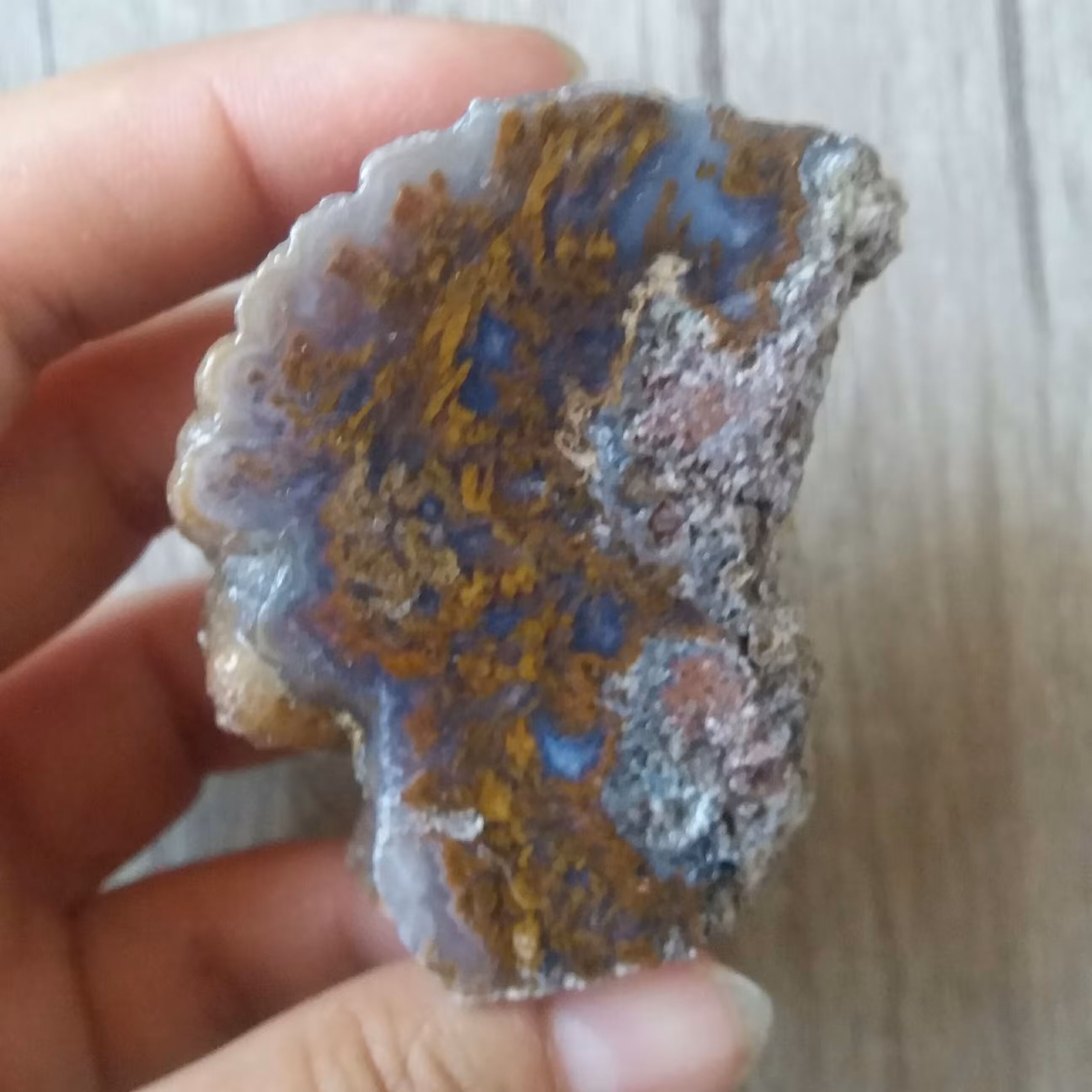 عقیق اصل با منظره پاییزی با رنگ طبیعی مناسب دکور منزل یا ویترین مغازه و سنگ درمانی یا برای ساخت نگین اصل طول 5.5 سانته