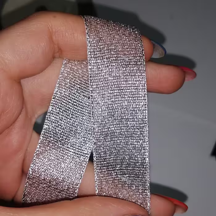 روبان ربان ساتنی  رنگ نفره ای زر دار عرض دو  سانت طول یک متر 