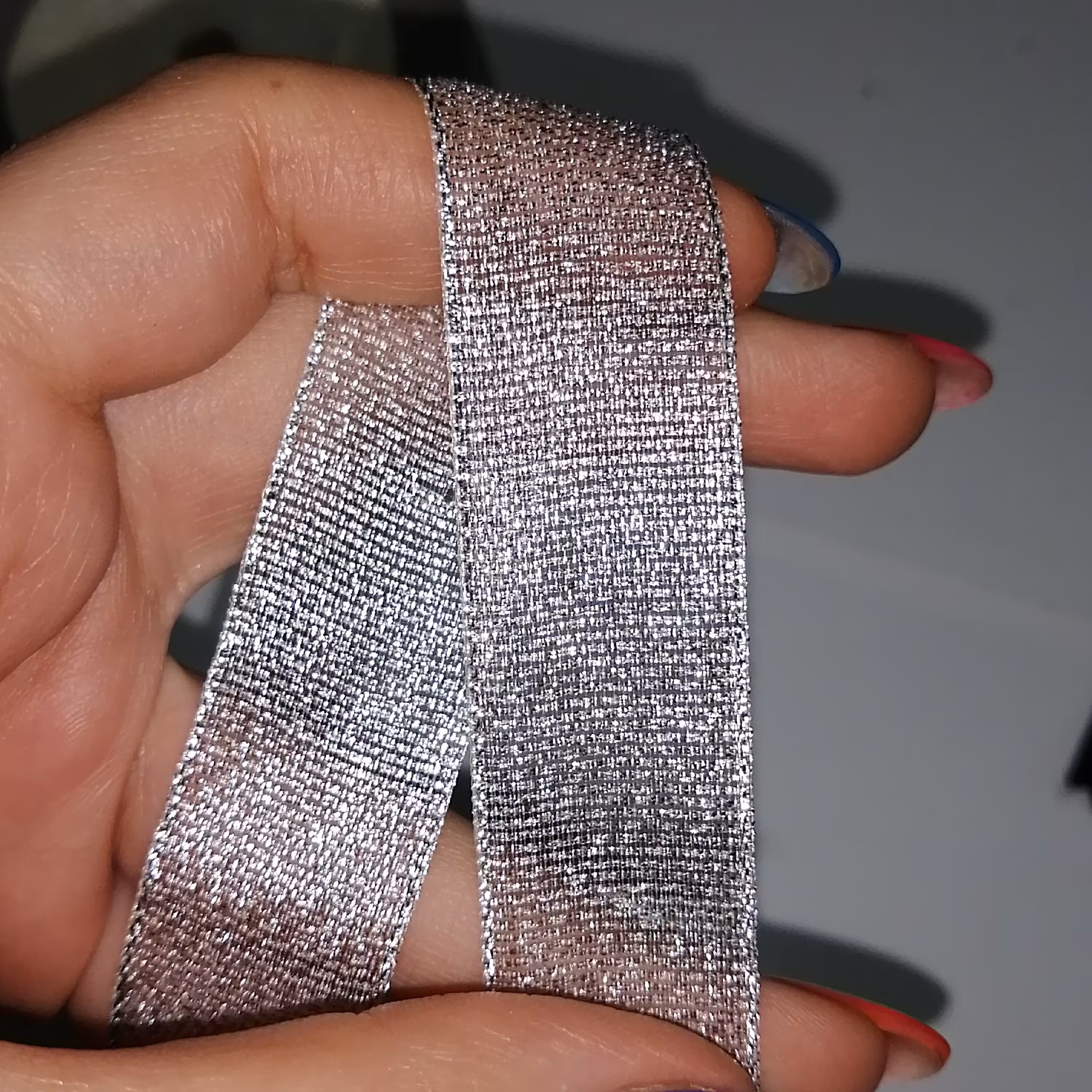روبان ربان ساتنی  رنگ نفره ای زر دار عرض دو  سانت طول یک متر 