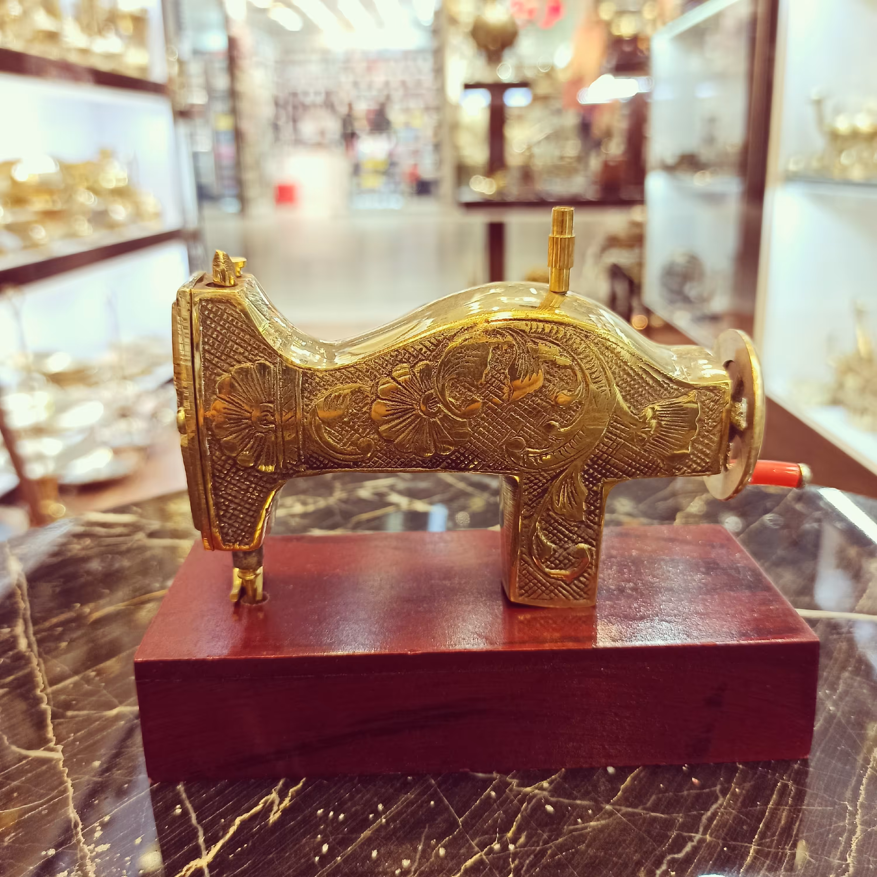 دکوری چرخ خیاطی برنجی، قلم زنی شده ساخت هندوستان، رنگ ثابت، بسیار شیک و خاص