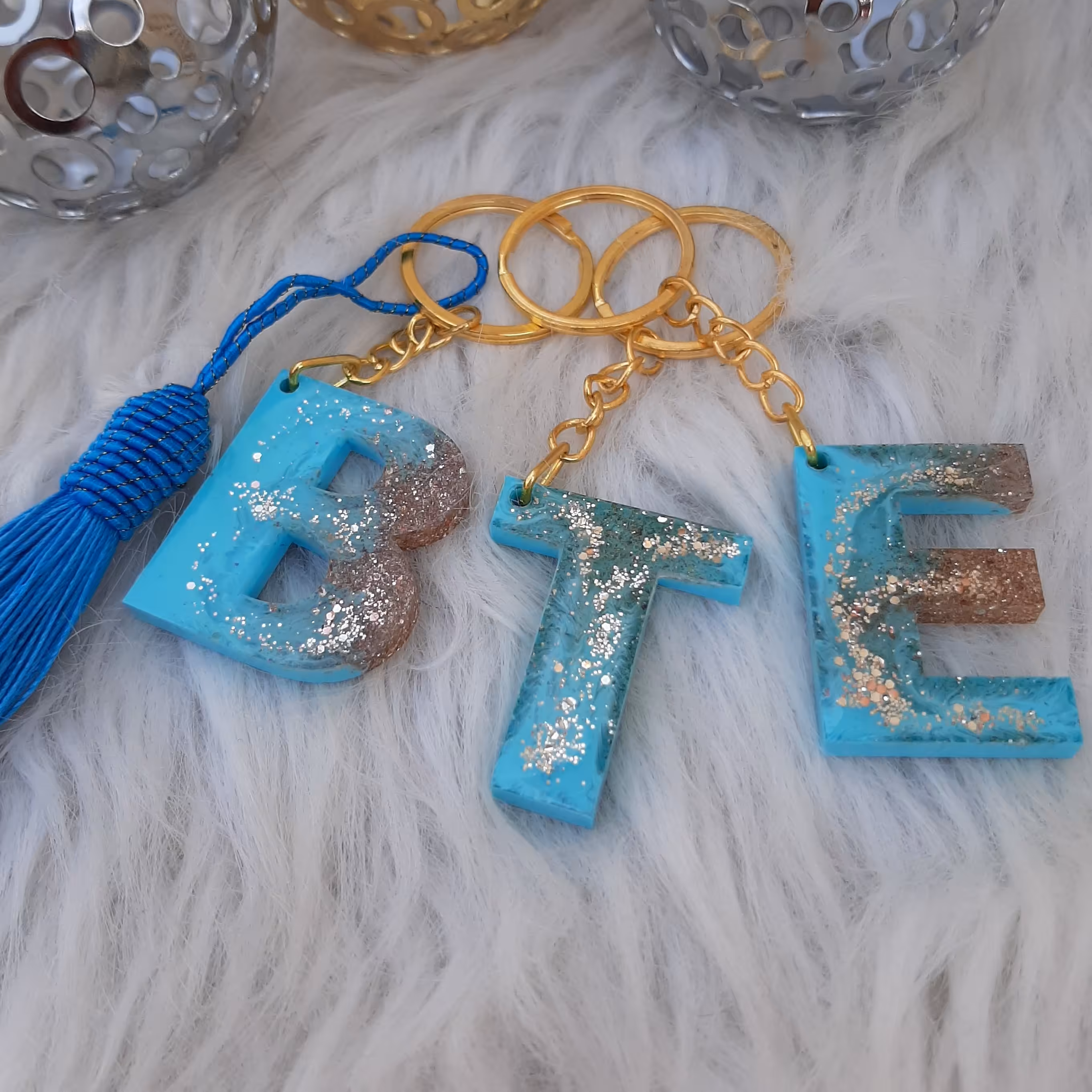 جاسوئیچی و آویز کیف رزینی فیروزه ای اکلیلی حروف انگلیسی مطابق با نام شما طول  8 وزن 59 