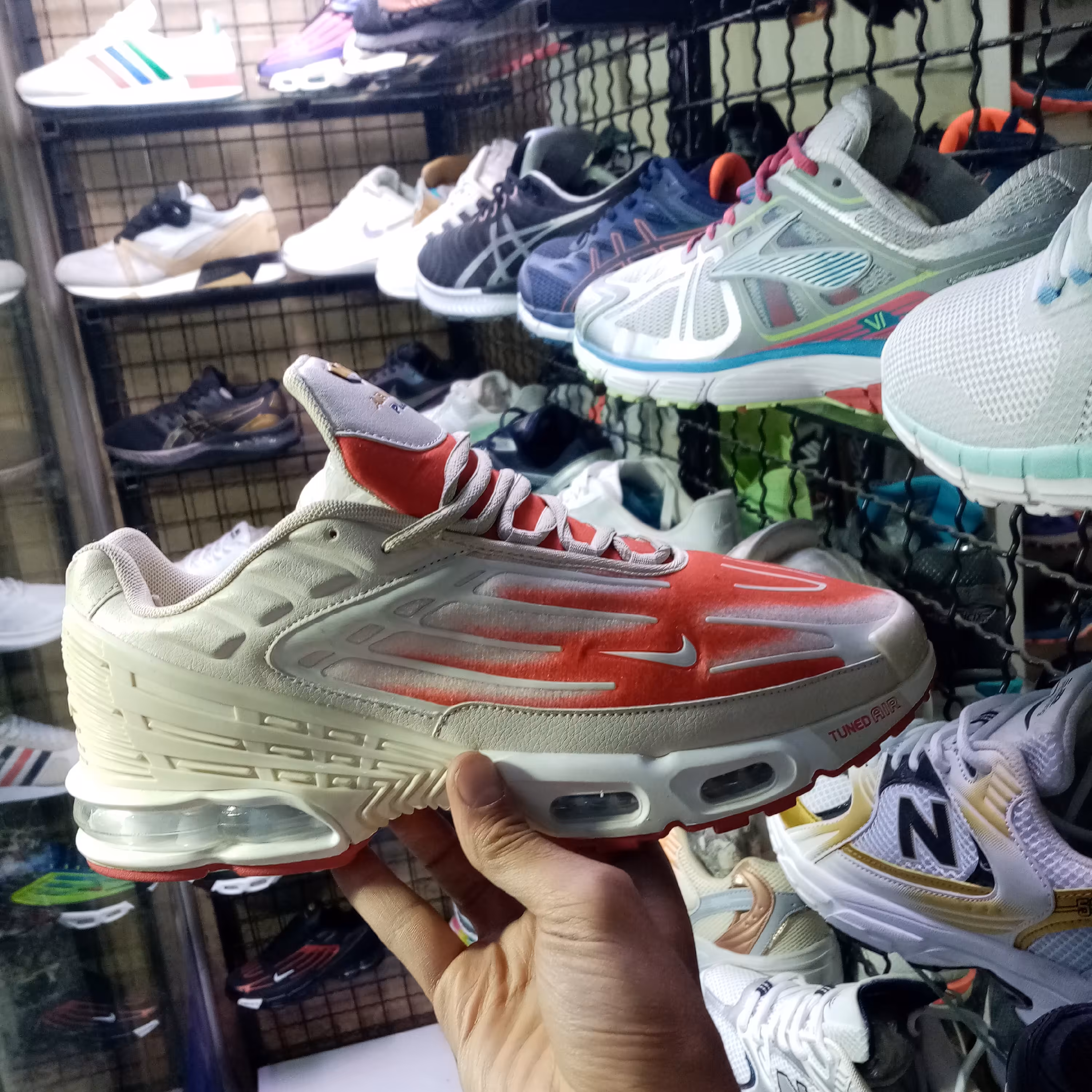 کتونی نایک تی ان وزن 300 رنگ قرمز کرم سایز 40تا45 