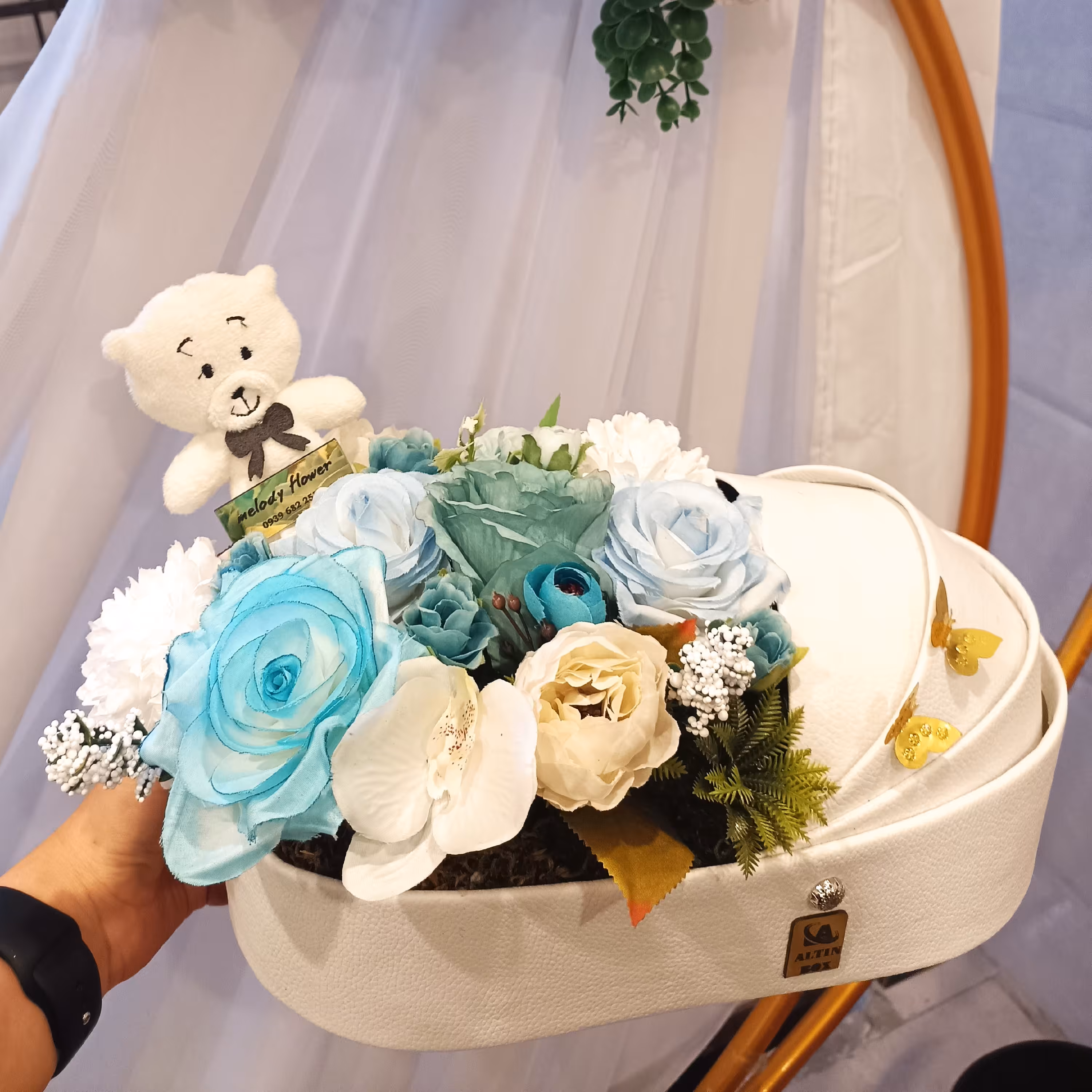 گهواره نوزادی زیبا با گل مصنوعی و عروسک