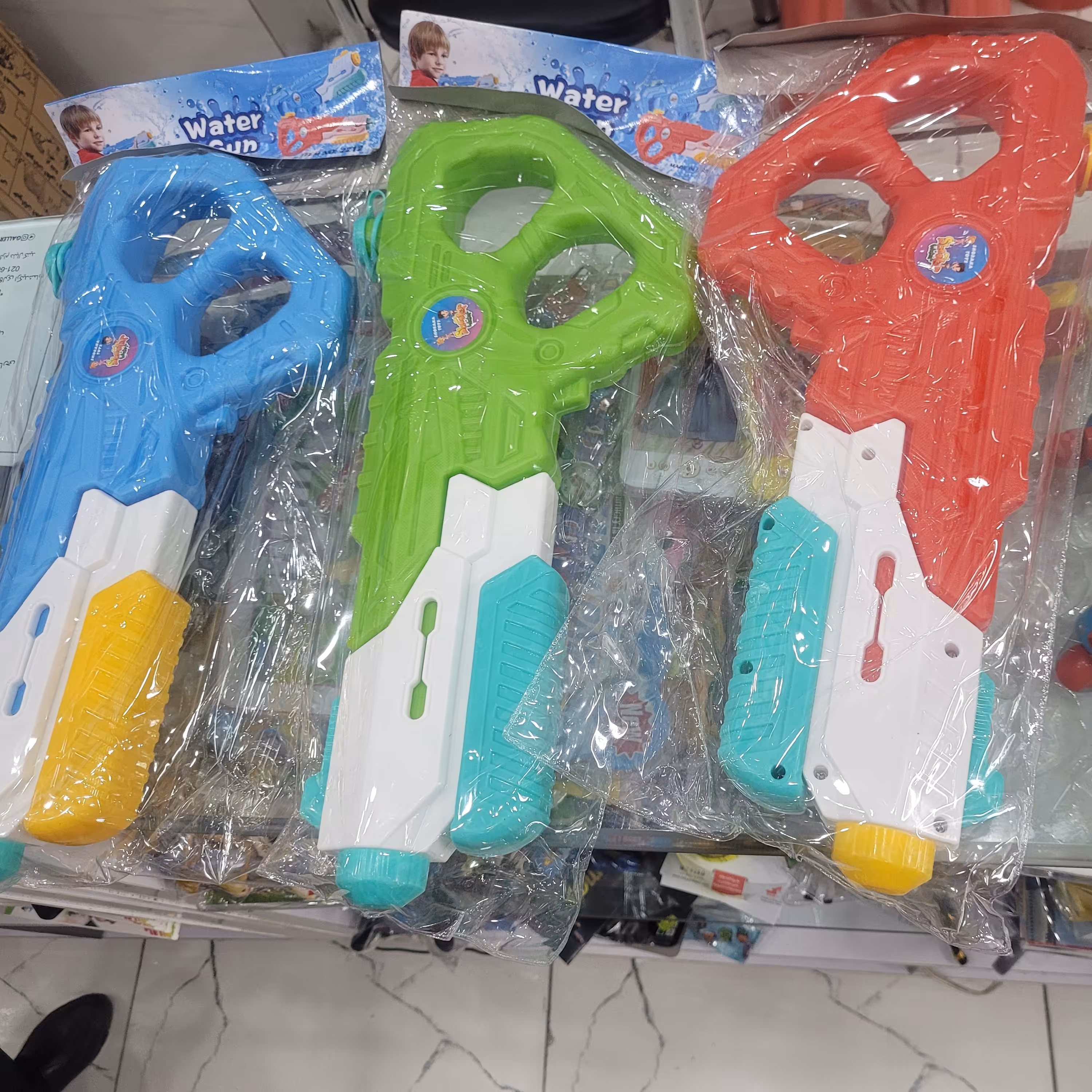 تفنگ آبپاش مخزن دار  خیلی جذاب برای بچه ها