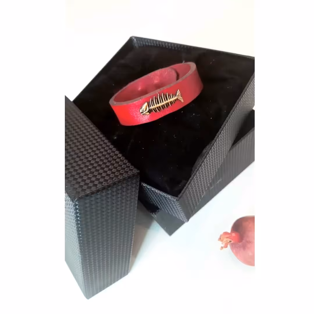 دستبند چرم طبیعی زرشکی(محصول سفارشی و دستساز ) 