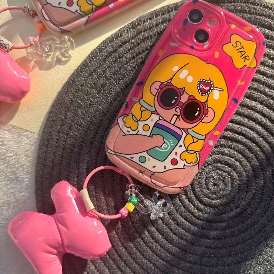 قاب گوشی آیفون دختر شیکمو با آویز