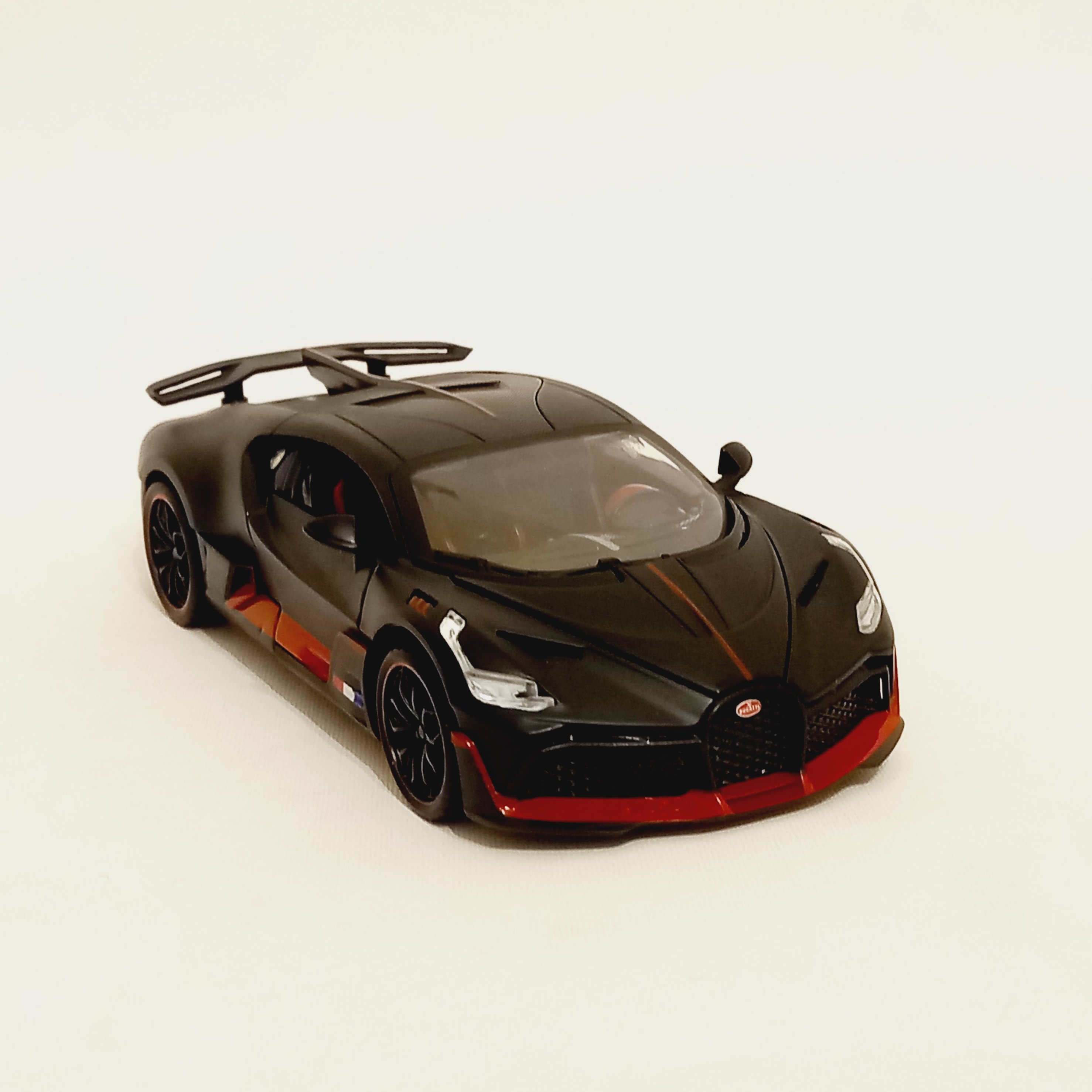 ماکت ماشین Bugatti Divo رنگ مشکی قرمز با کیفیت ساخت عالی مقیاس 1:24 طول 20 سانتی متر
